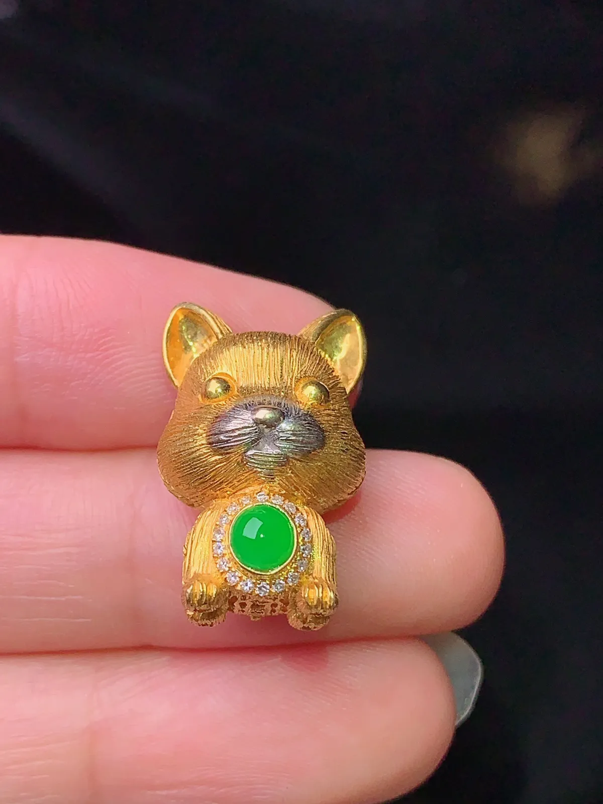 18k金钻镶嵌满绿蛋面宝宝狗吊坠 玉质细腻 色泽艳丽 整体尺寸21*13*11.3