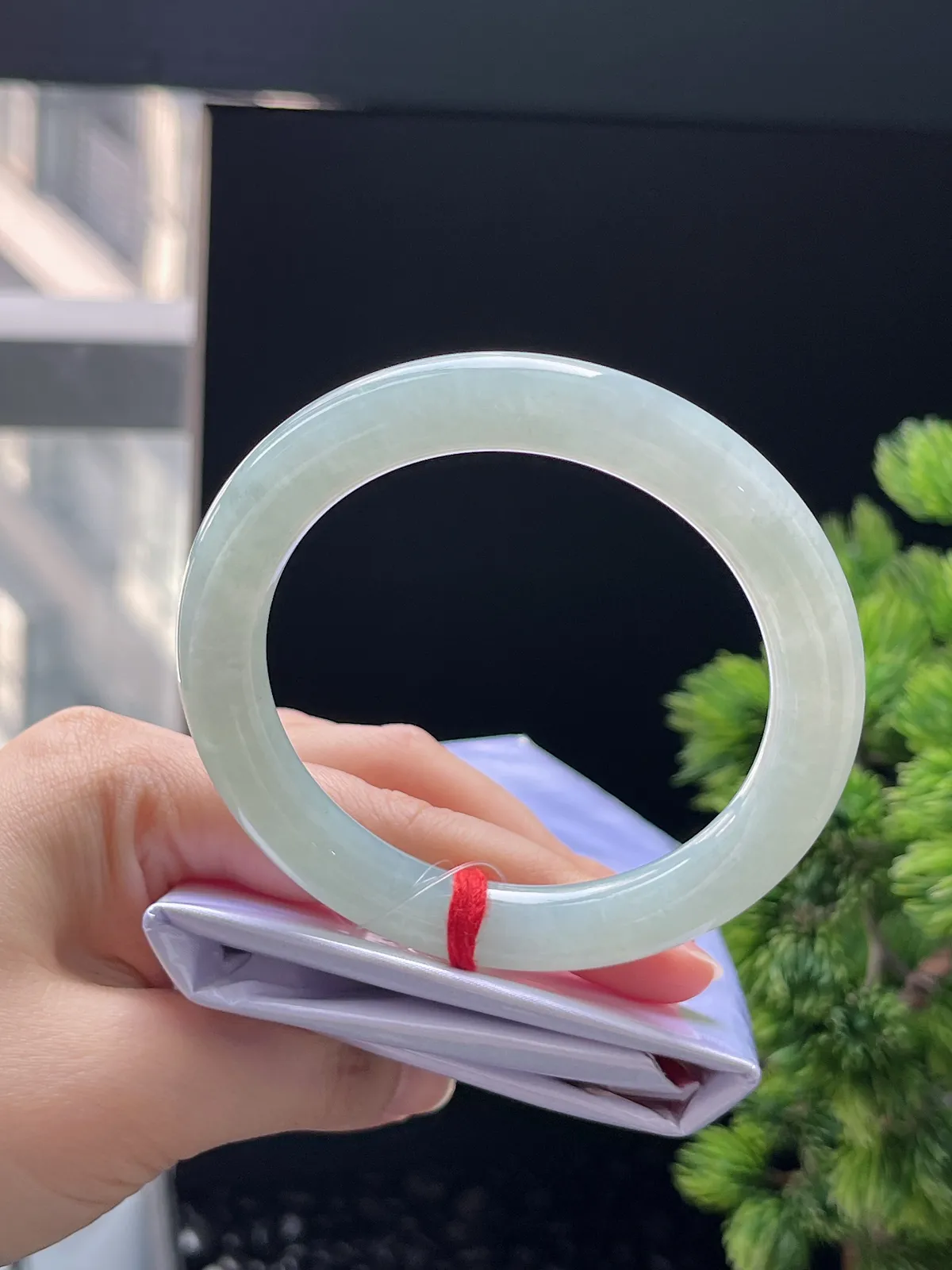 圆镯58圈口，翡翠冰糯种淡绿色手镯