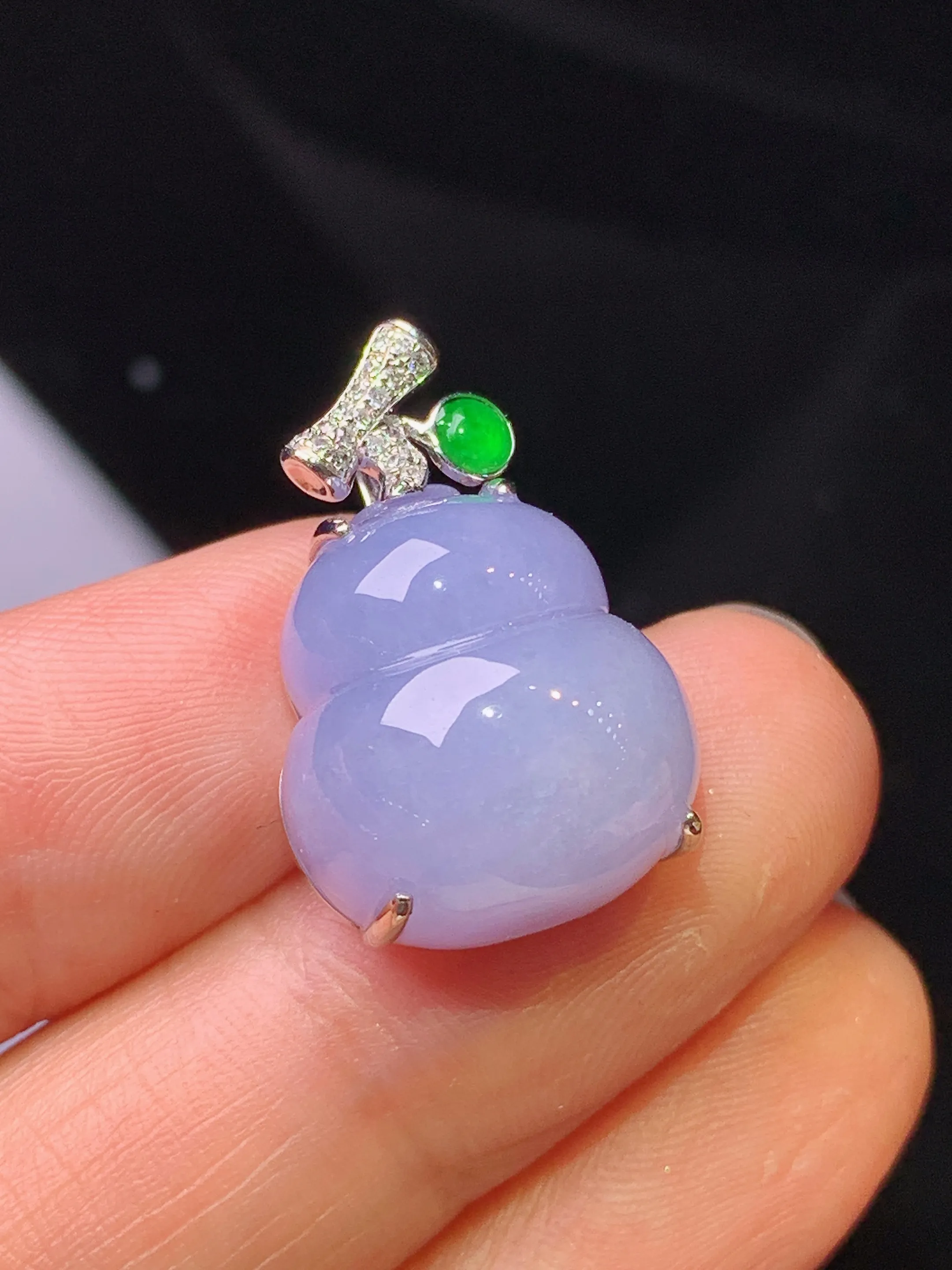 18k金钻镶嵌紫罗兰葫芦吊坠 玉质细腻 色泽艳丽清新 整体尺寸22.5*15*9.8