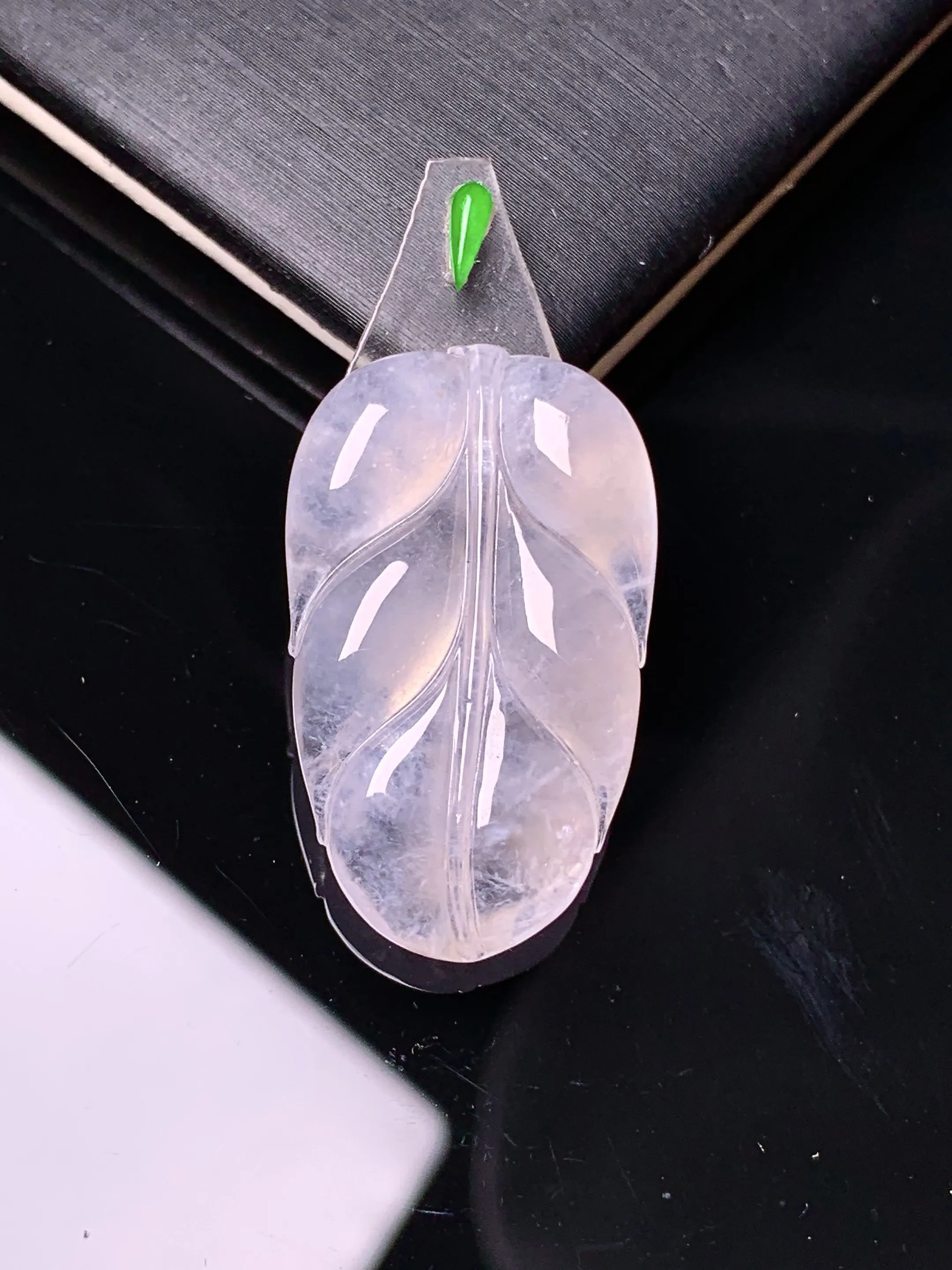 镶嵌款 冰种树叶吊坠 玉质细腻 色泽艳丽清新 整体尺寸28*16.8*4.8