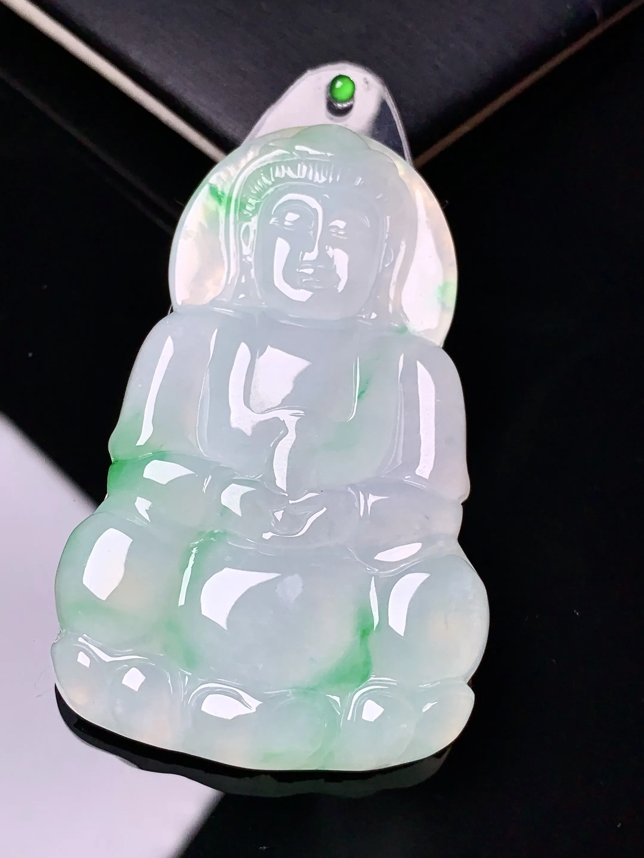 镶嵌款 飘绿观音菩萨吊坠 玉质细腻 色泽艳丽清新 整体尺寸58.2*35.6*5.5