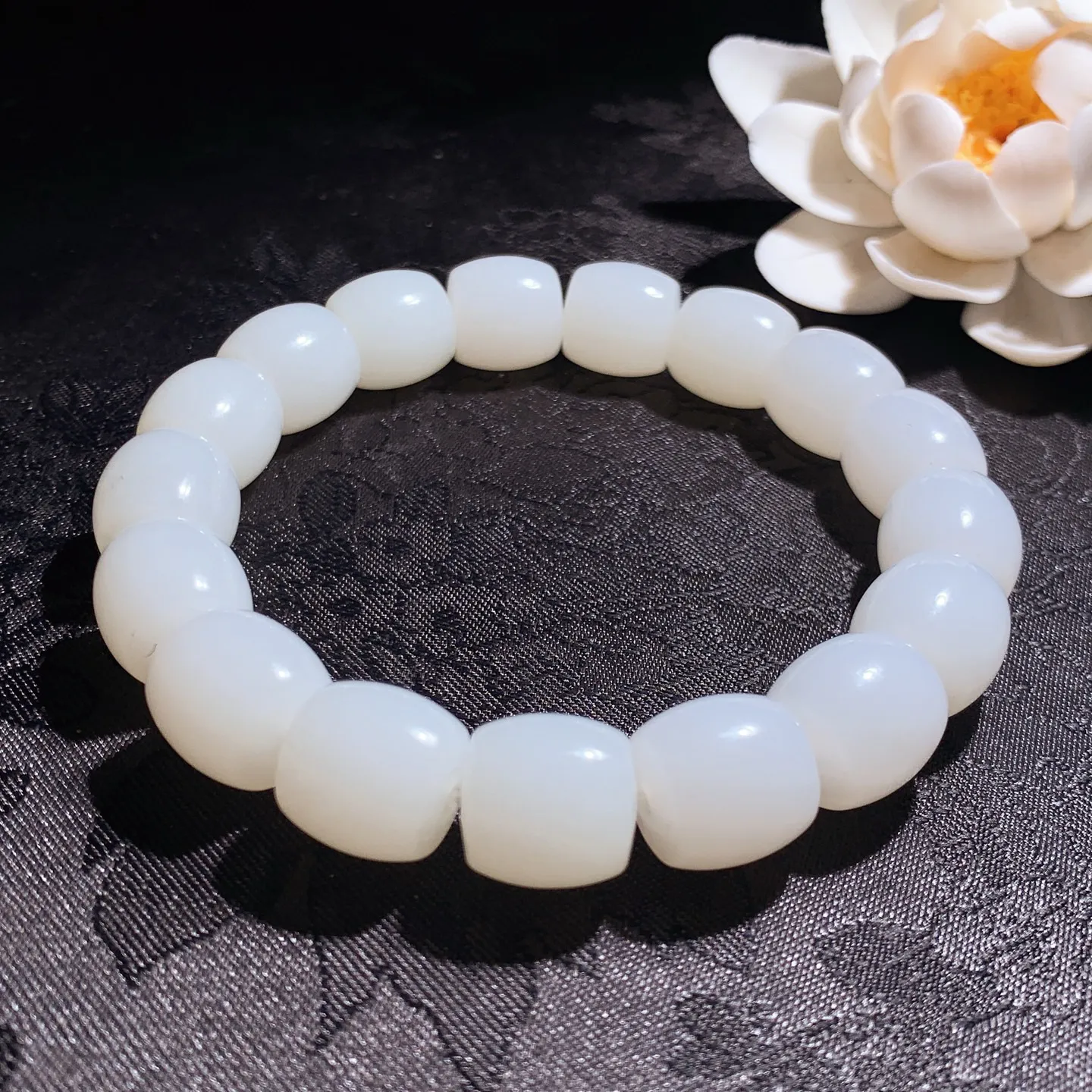 新疆和田玉白玉羊脂白直切老型珠手串 单颗尺寸11重49.5克。玉质细腻油润。手推出油。佩戴高端典雅。lt260206