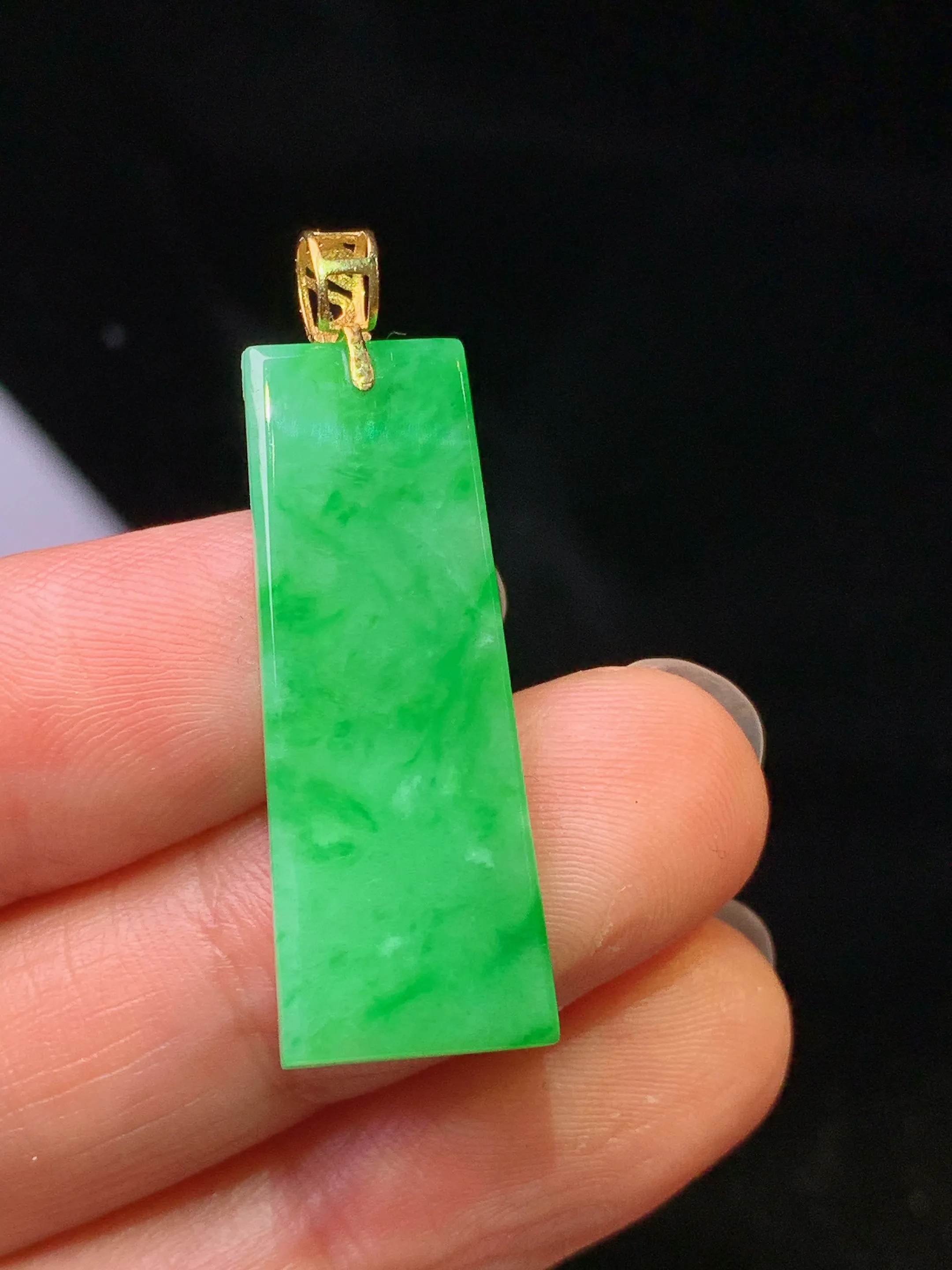 18k金镶嵌翠绿无事牌吊坠 玉质细腻 色泽艳丽清新 整体尺寸35.7*11.5*2.7