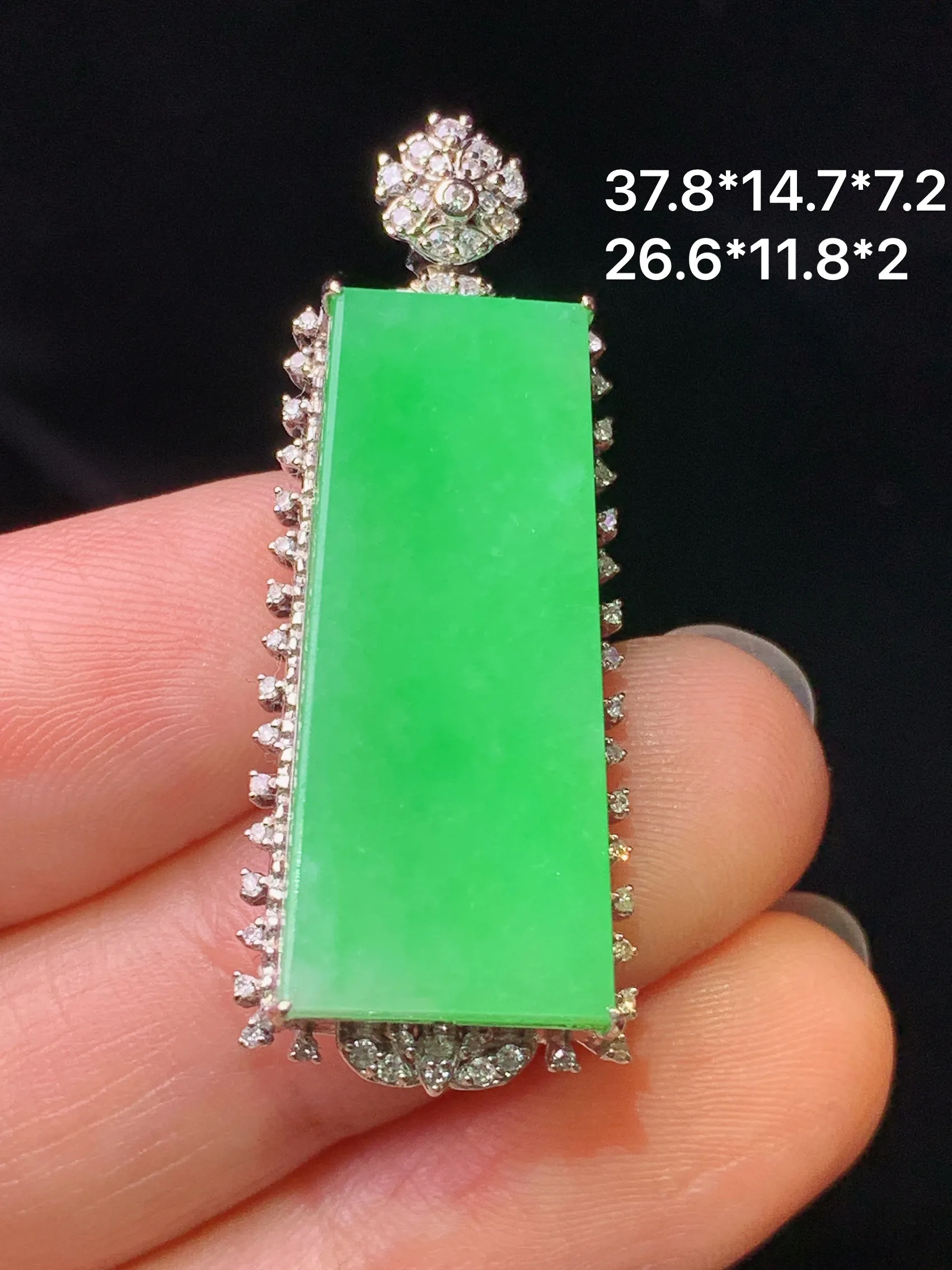 18k金钻镶嵌翠绿无事牌吊坠 玉质细腻 色泽艳丽清新 整体尺寸37.8*14.7*7.2