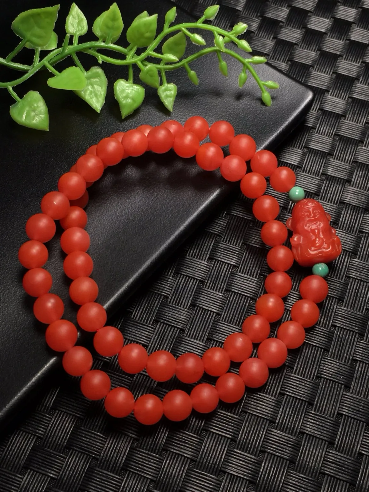 天然保山南红两圈手链 颜色油润细腻搭配绿松石 南红精雕财神 尺寸:6.5mm  重:25.19克