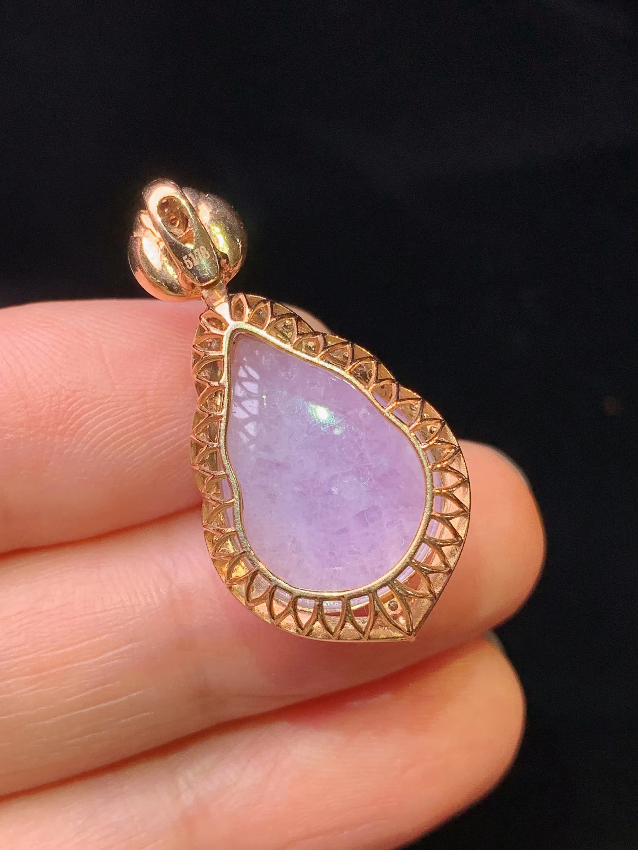 18k金钻镶嵌紫罗兰水滴吊坠 玉质细腻 色泽艳丽清新 整体尺寸30.2*15.5*12.2