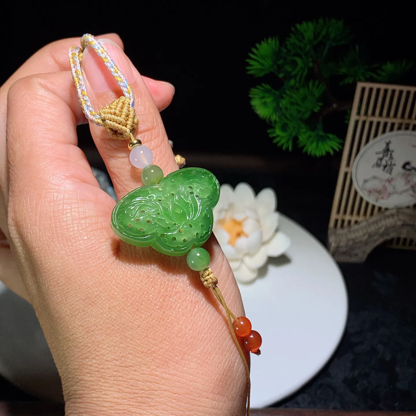 和田玉阳绿俄罗斯碧玉花开富贵香囊挂件。尺寸20/31/9重10克。玉质细腻油润。手推出油。佩戴高端典雅。lt260206