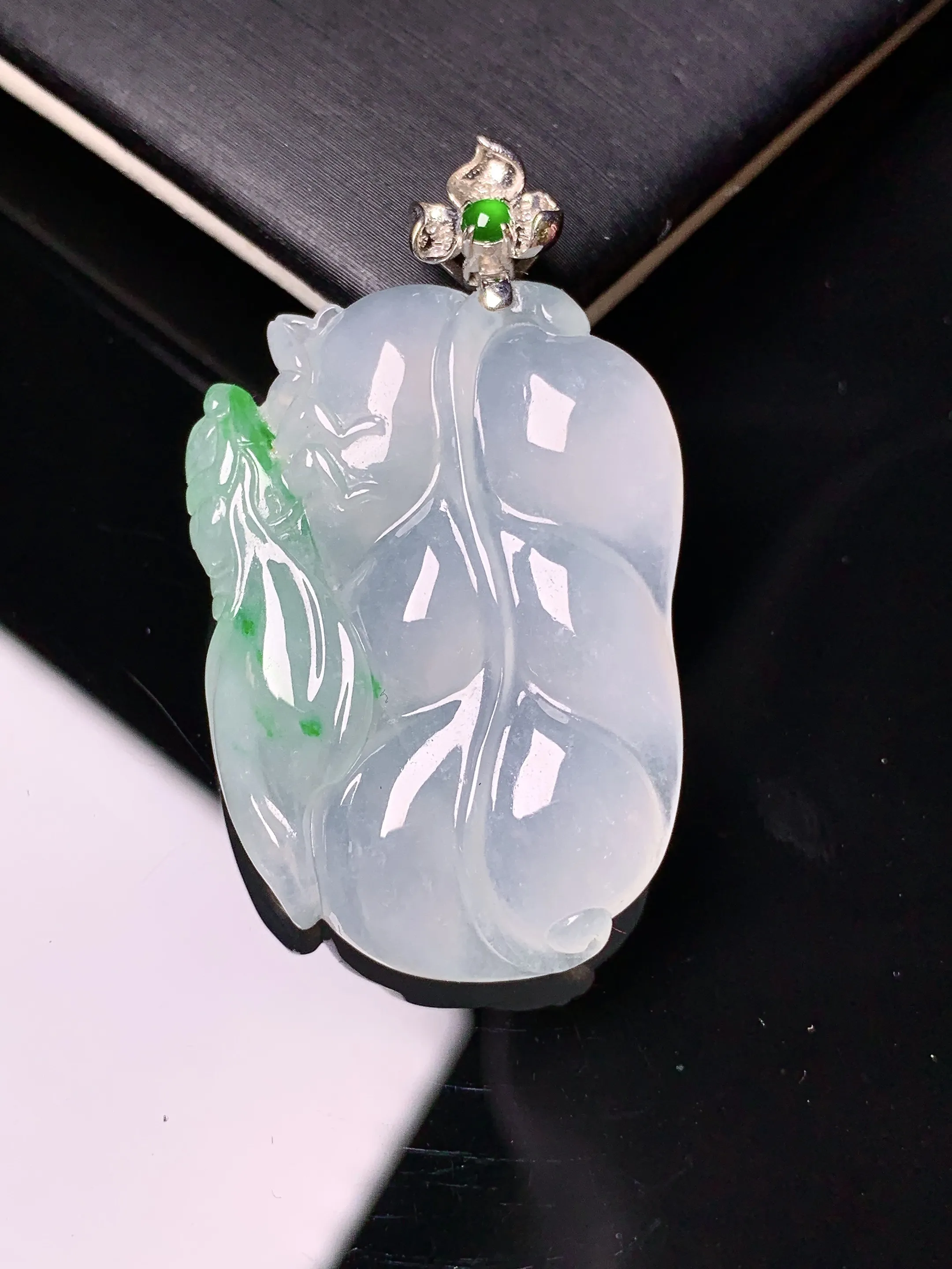 18k金镶嵌飘绿树叶吊坠 玉质细腻 色泽艳丽清新 整体尺寸42*24.5*5.8