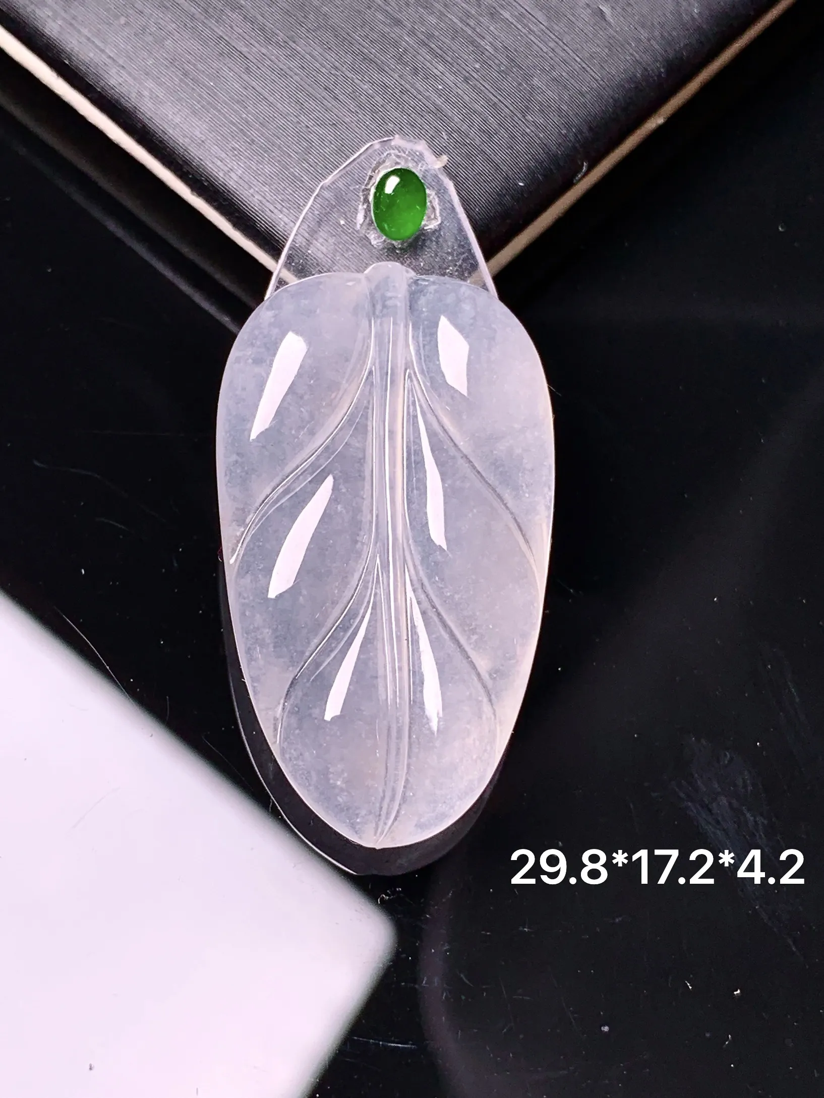 镶嵌款 冰种树叶吊坠 玉质细腻 色泽艳丽清新 整体尺寸29.8*17.2*4.2
