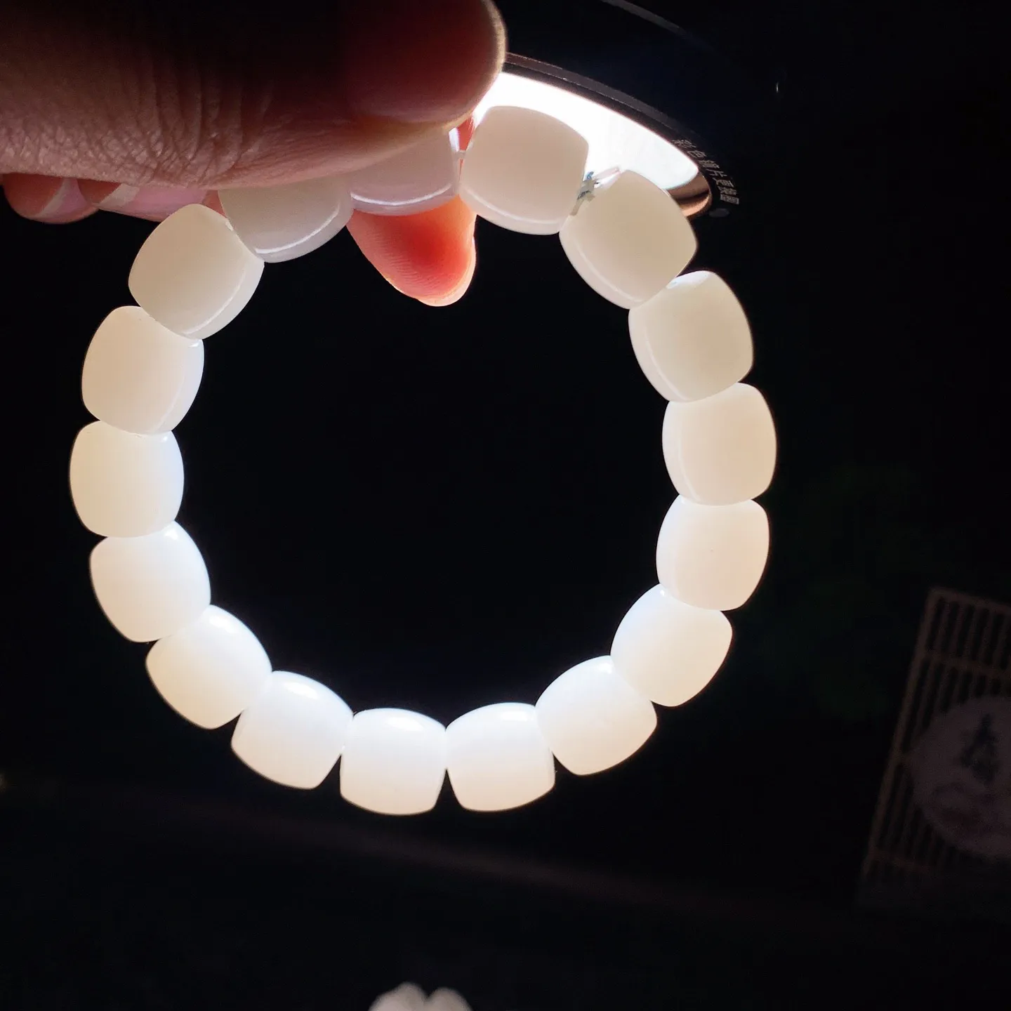 新疆和田玉白玉羊脂白直切老型珠手串 单颗尺寸11重49.5克。玉质细腻油润。手推出油。佩戴高端典雅。lt260206