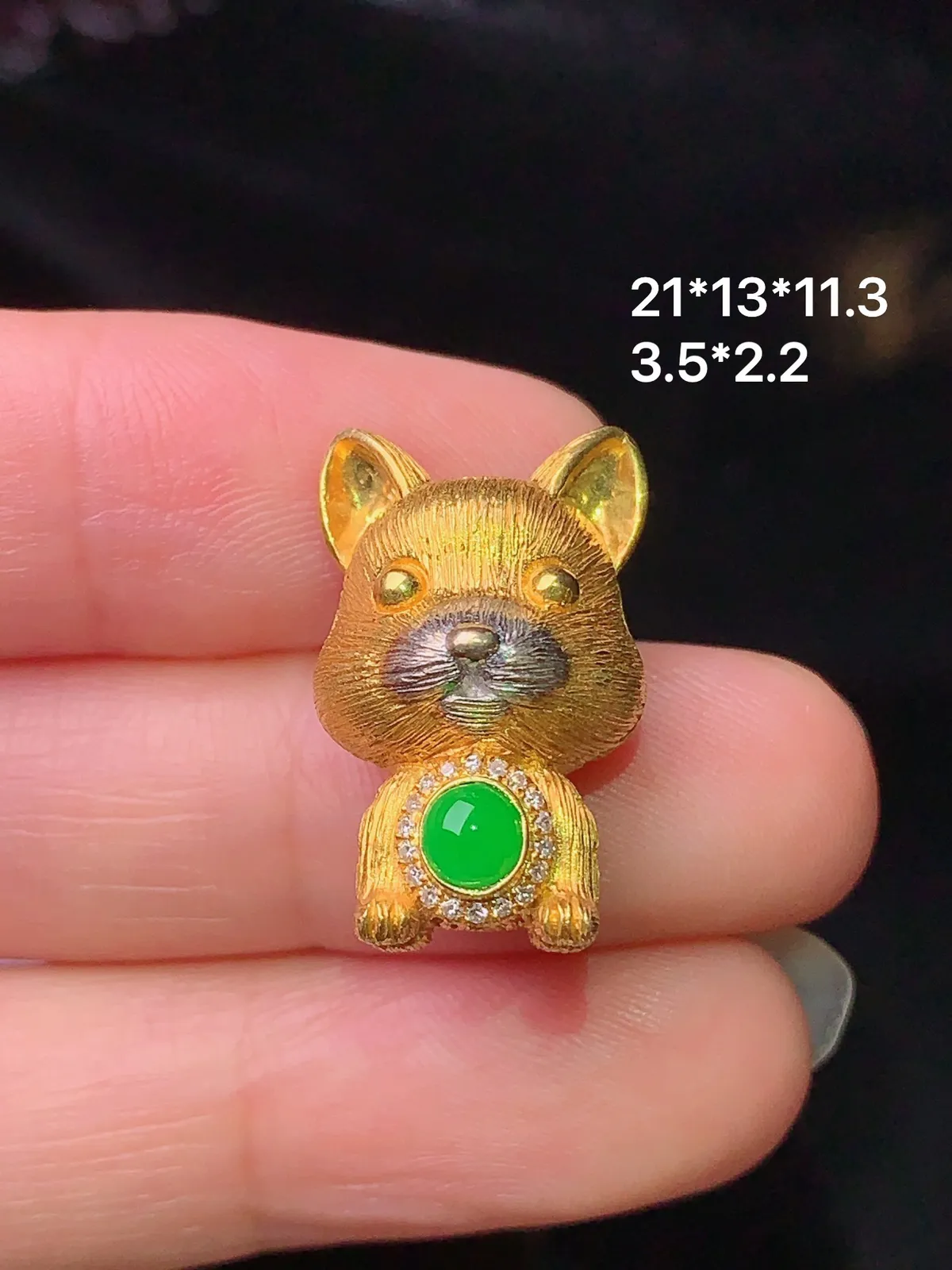 18k金钻镶嵌满绿蛋面宝宝狗吊坠 玉质细腻 色泽艳丽 整体尺寸21*13*11.3
