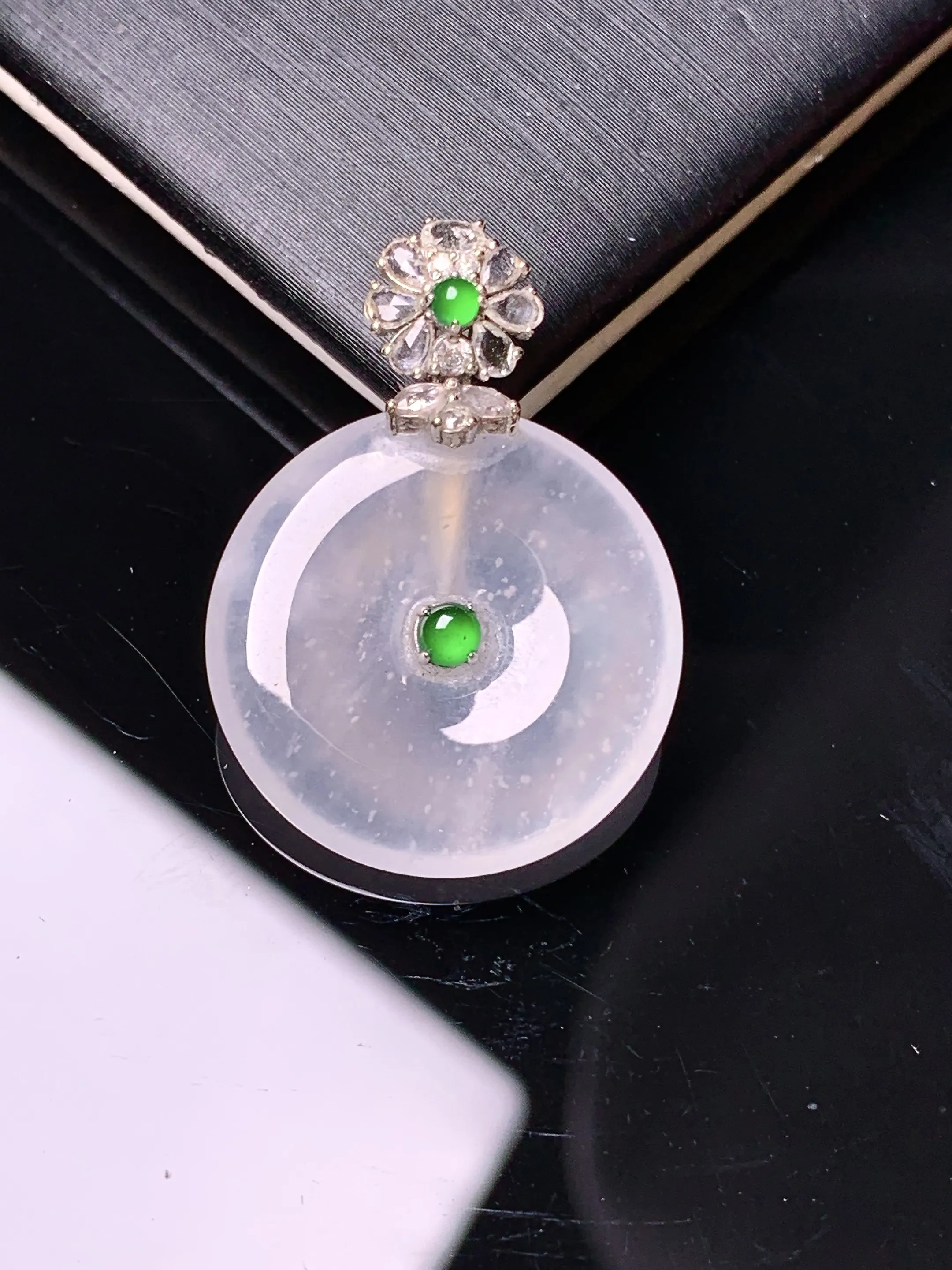 18k金钻镶嵌冰种平安扣吊坠 玉质细腻 色泽艳丽清新 整体尺寸26*18.8*4