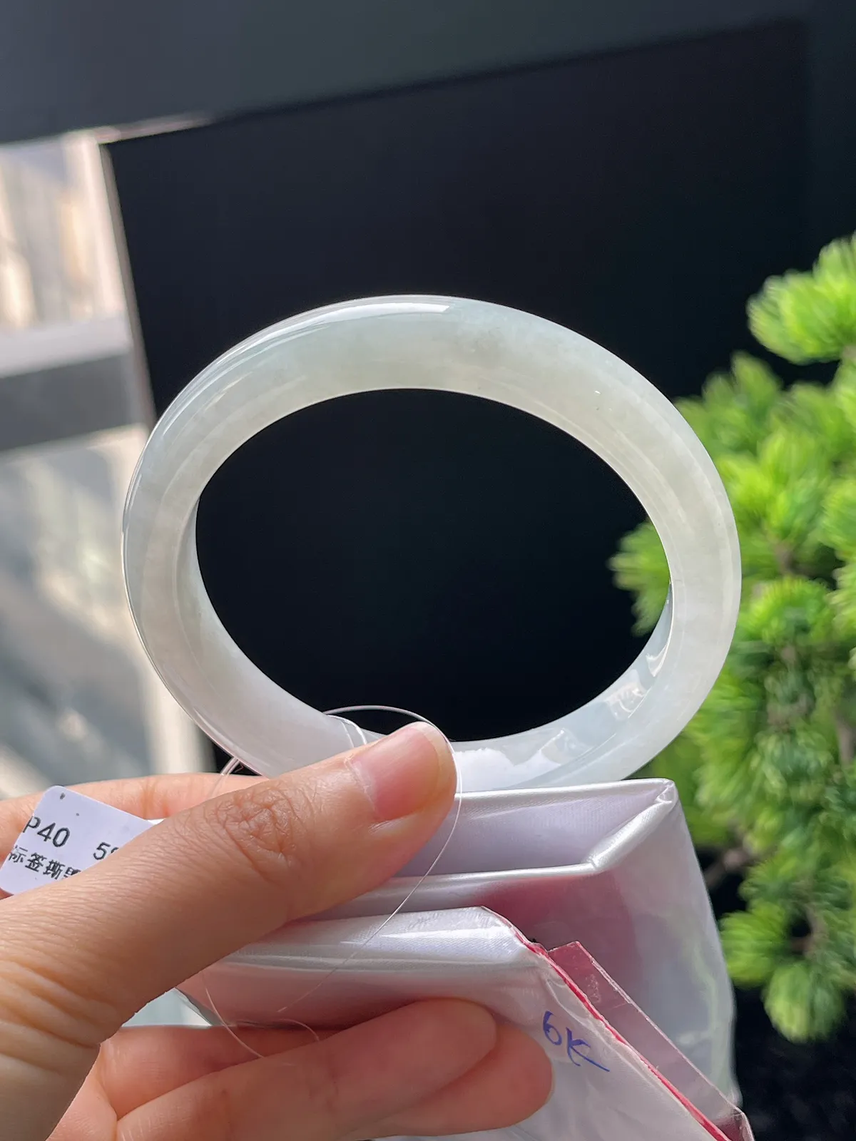 正圈58.9圈口，翡翠冰糯种浅绿色手镯