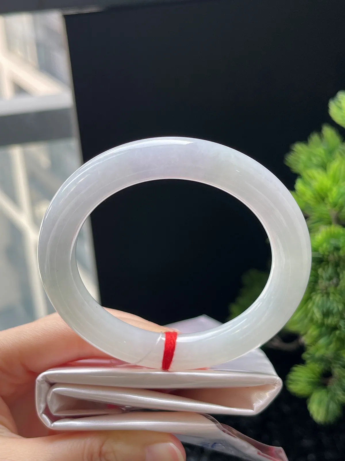 圆镯56.9圈口，翡翠冰糯种春带彩手镯