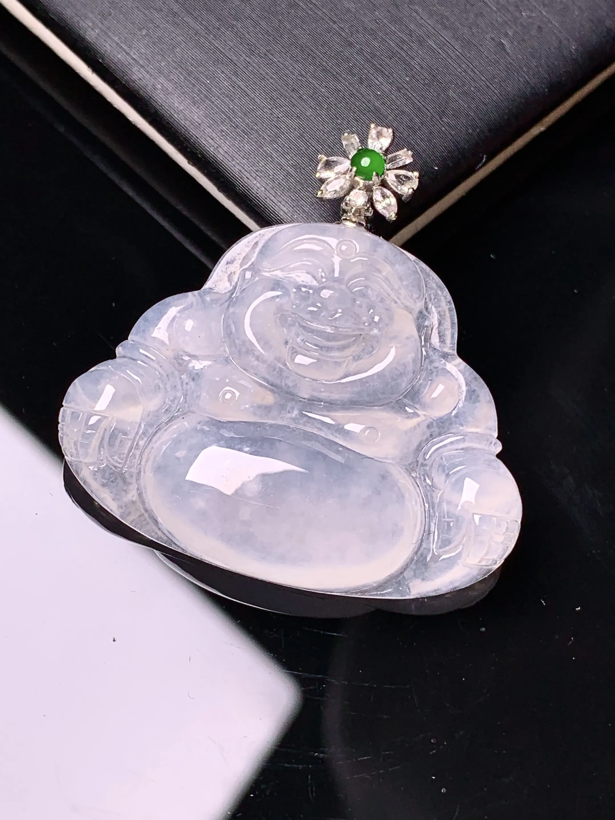 18k金钻镶嵌冰种佛公吊坠 玉质细腻 色泽艳丽清新 整体尺寸32.5*31.8*5.5