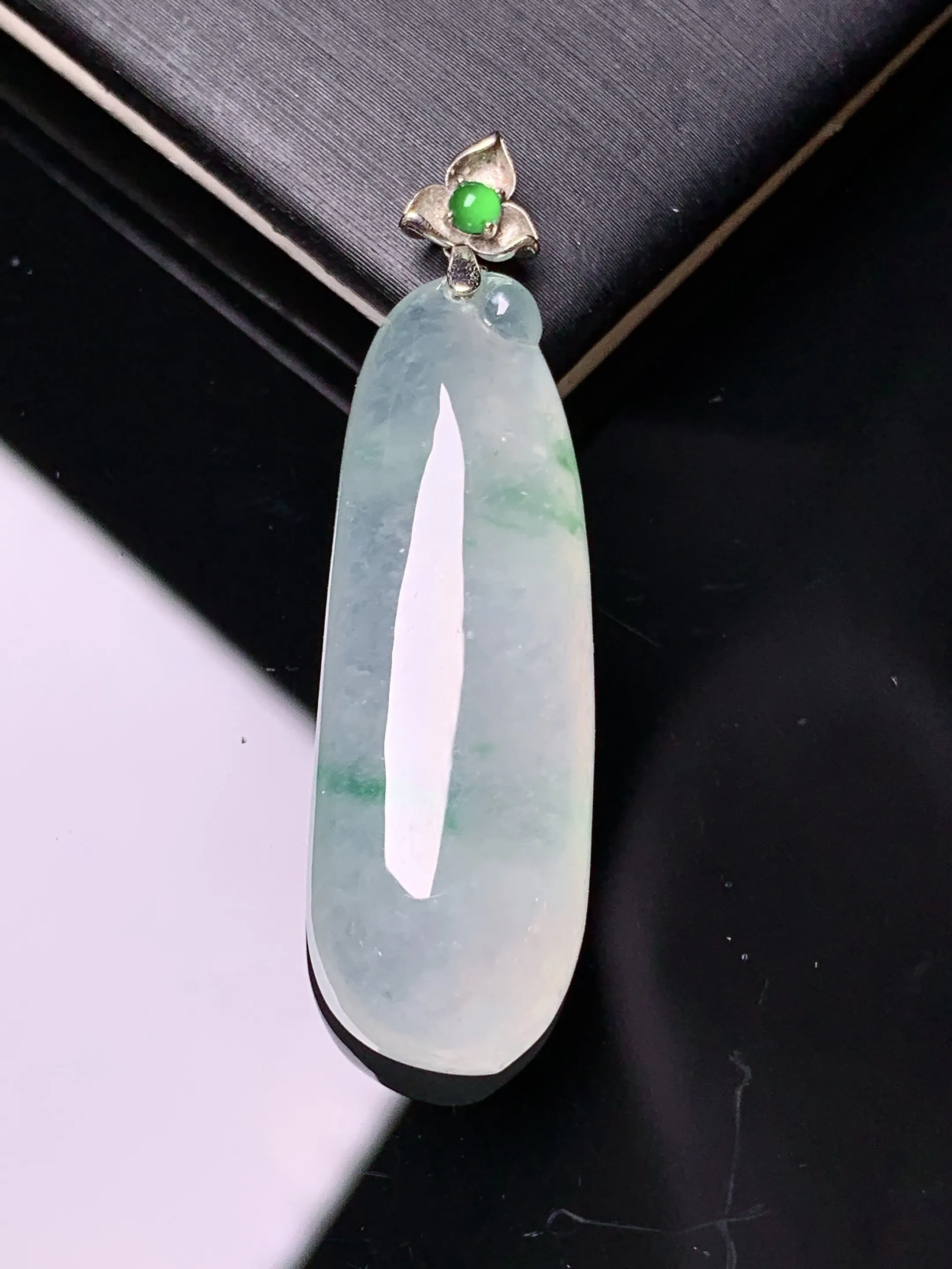 18k金镶嵌冰种飘绿福瓜吊坠 玉质细腻 色泽艳丽清新 整体尺寸40.2*11.6*7.6