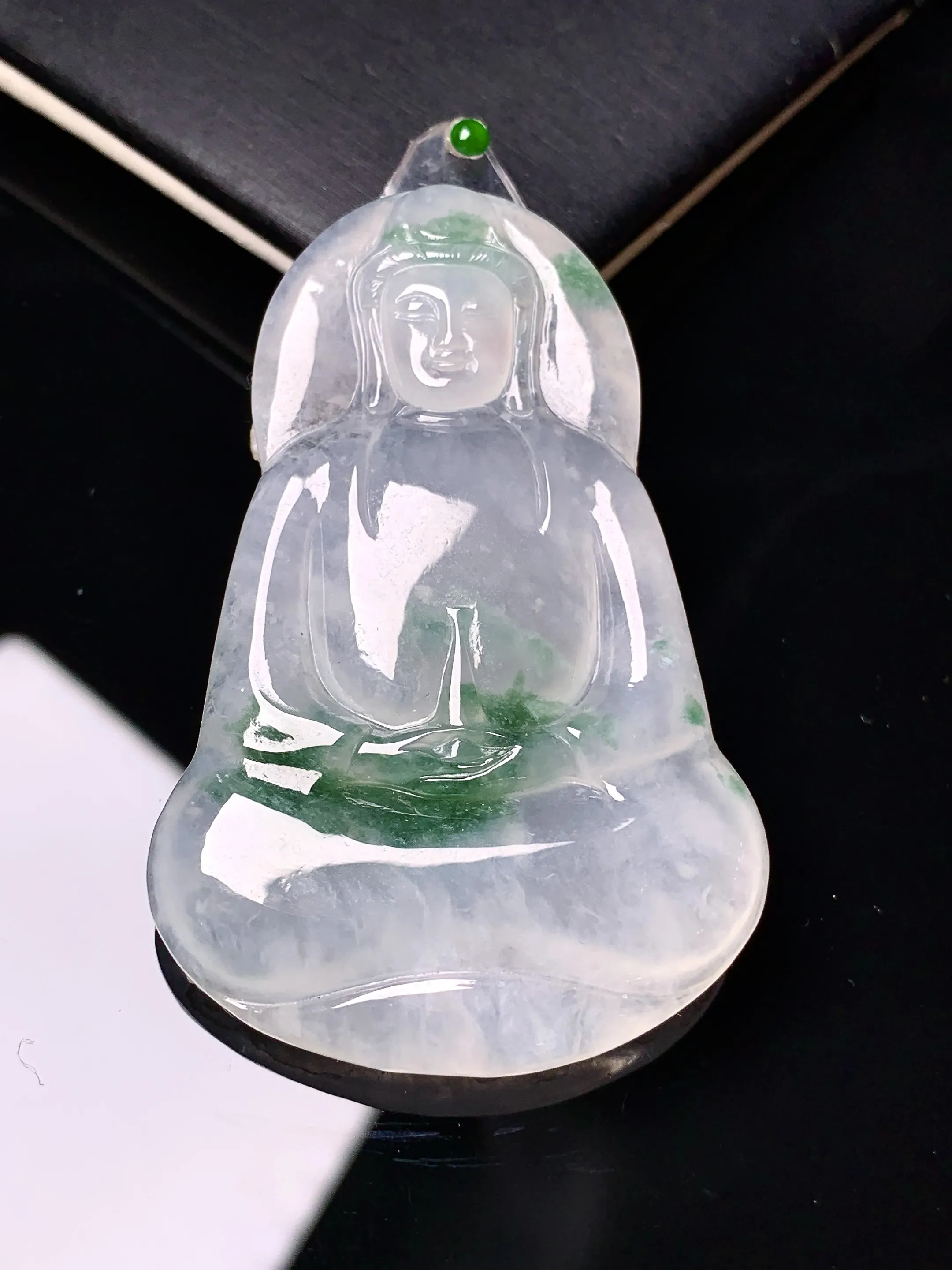 镶嵌款 飘绿素衣观音菩萨吊坠 玉质细腻 色泽艳丽清新 整体尺寸56.6*36.8*5.5