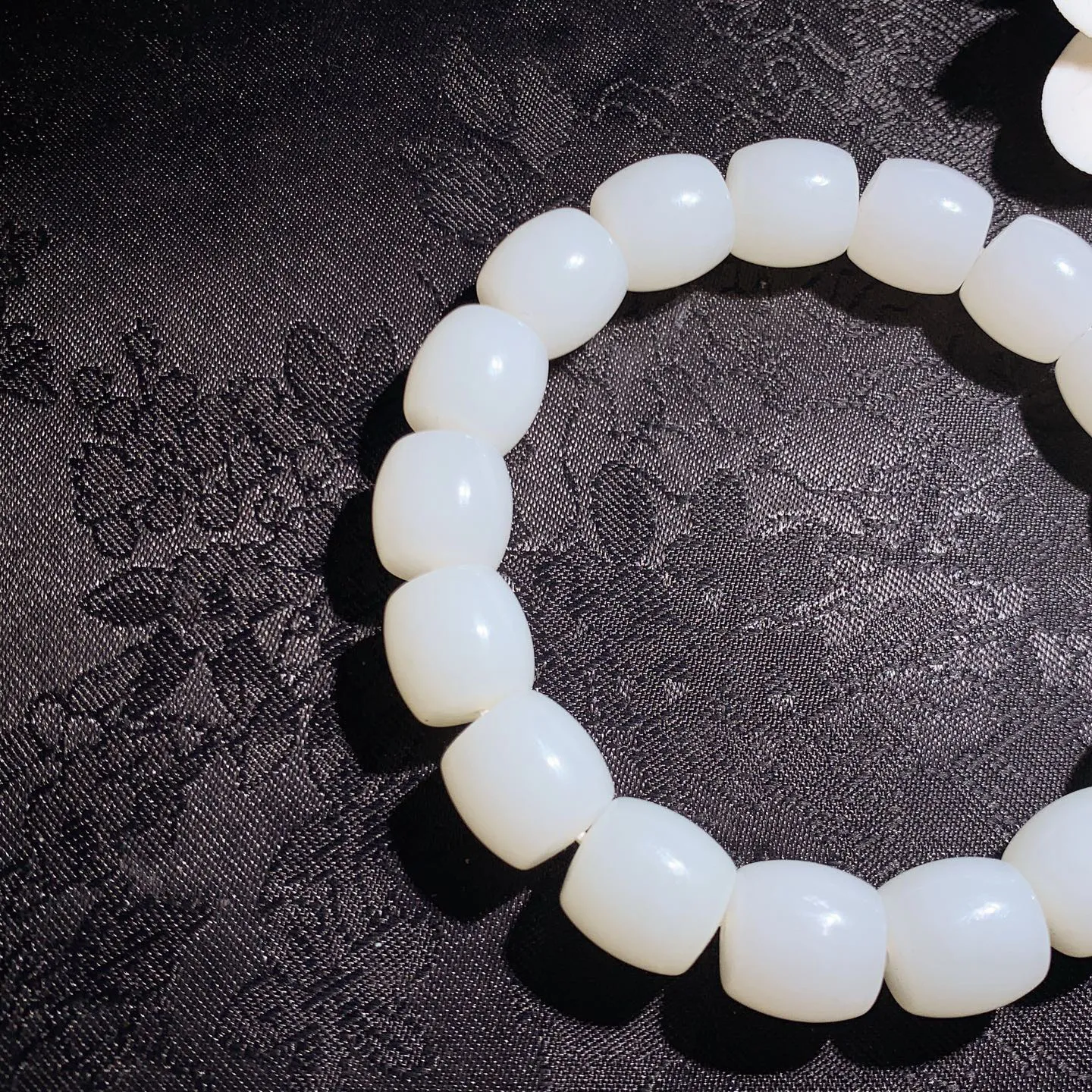 新疆和田玉白玉羊脂白直切老型珠手串 单颗尺寸11重49.5克。玉质细腻油润。手推出油。佩戴高端典雅。