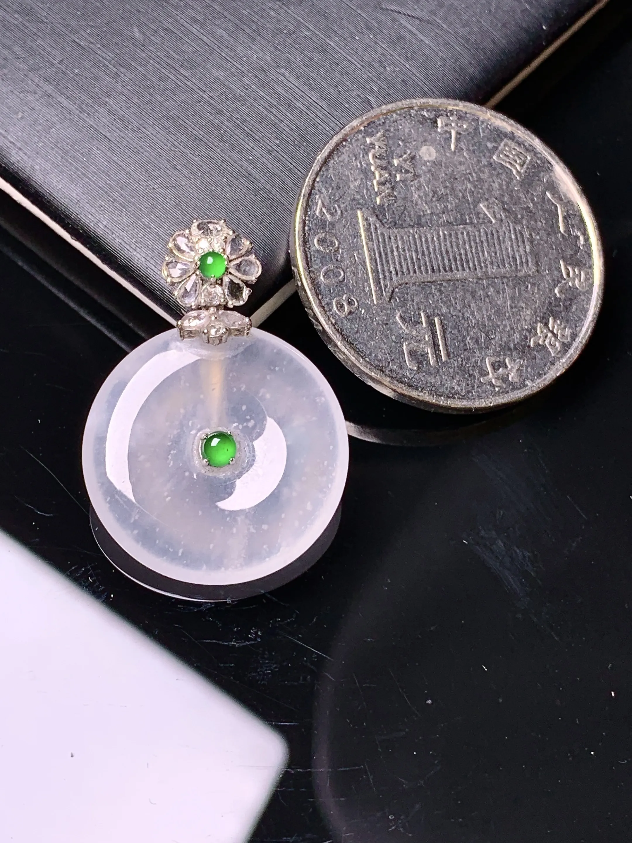 18k金钻镶嵌冰种平安扣吊坠 玉质细腻 色泽艳丽清新 整体尺寸26*18.8*4