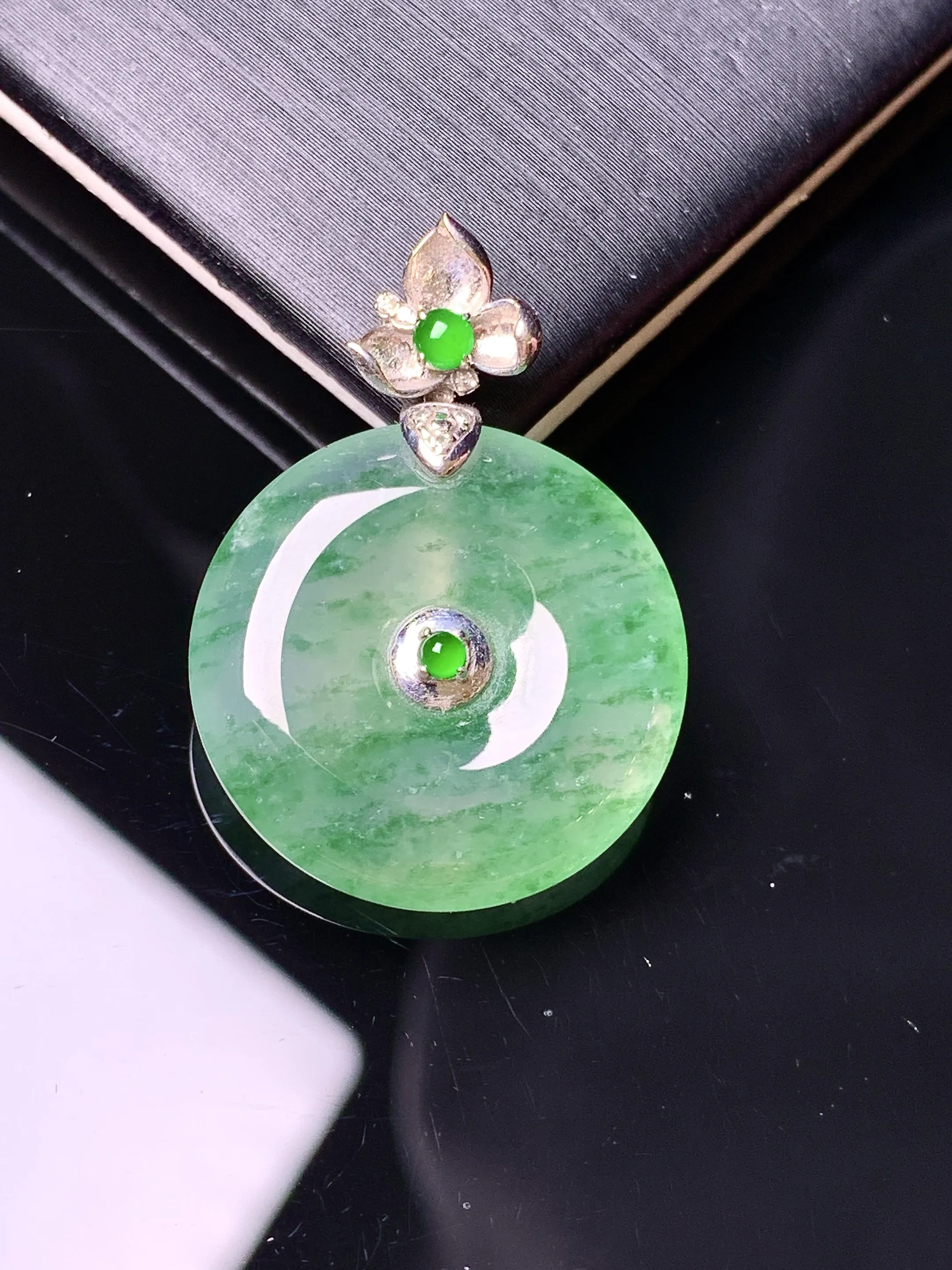 18k金钻镶嵌翠绿平安扣吊坠 玉质细腻 色泽艳丽清新 整体尺寸28.5*20.5*4.8