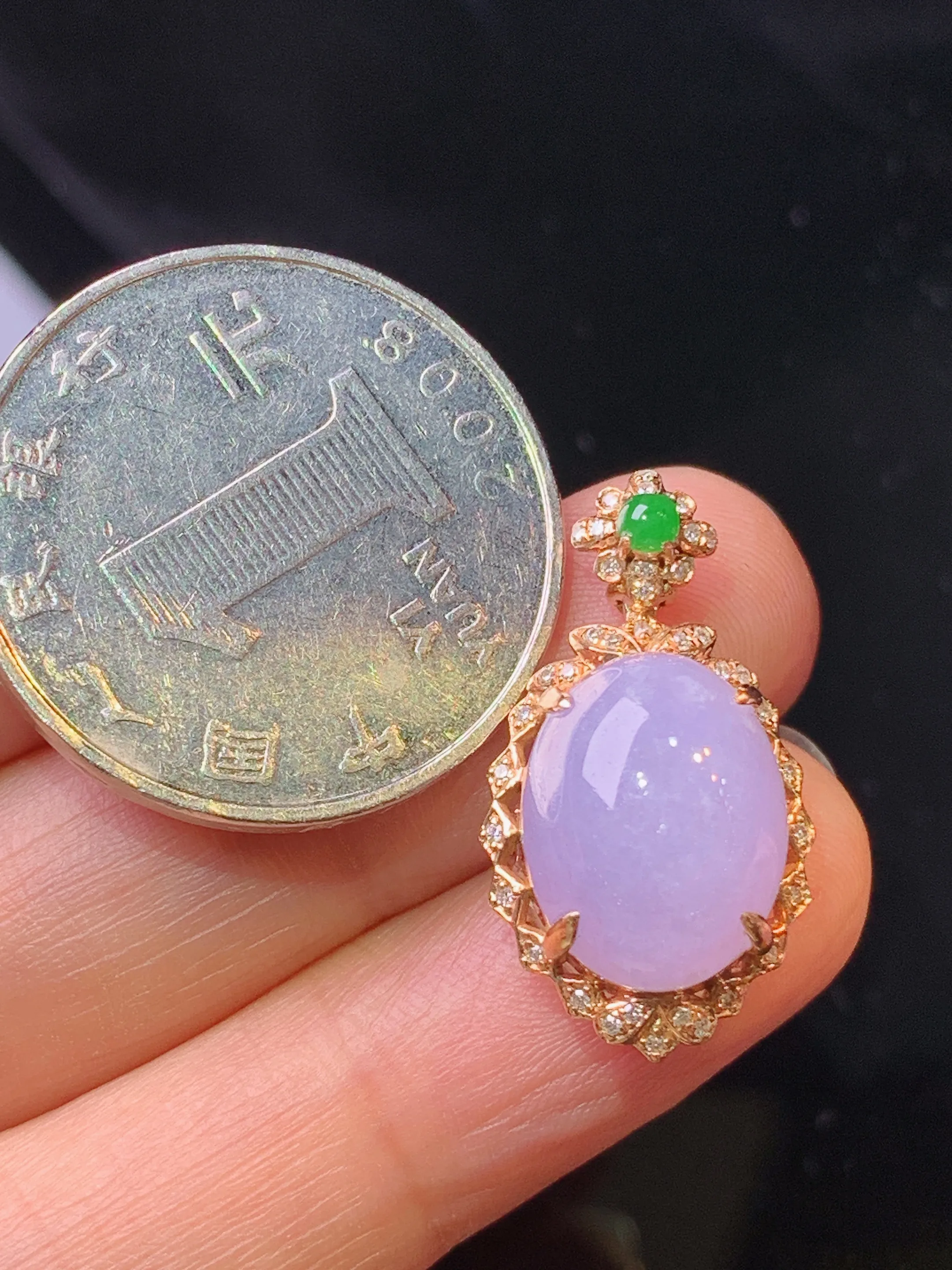 18k金钻镶嵌紫罗兰蛋面吊坠 玉质细腻 色泽艳丽清新 整体尺寸24.3*13.5*9.8