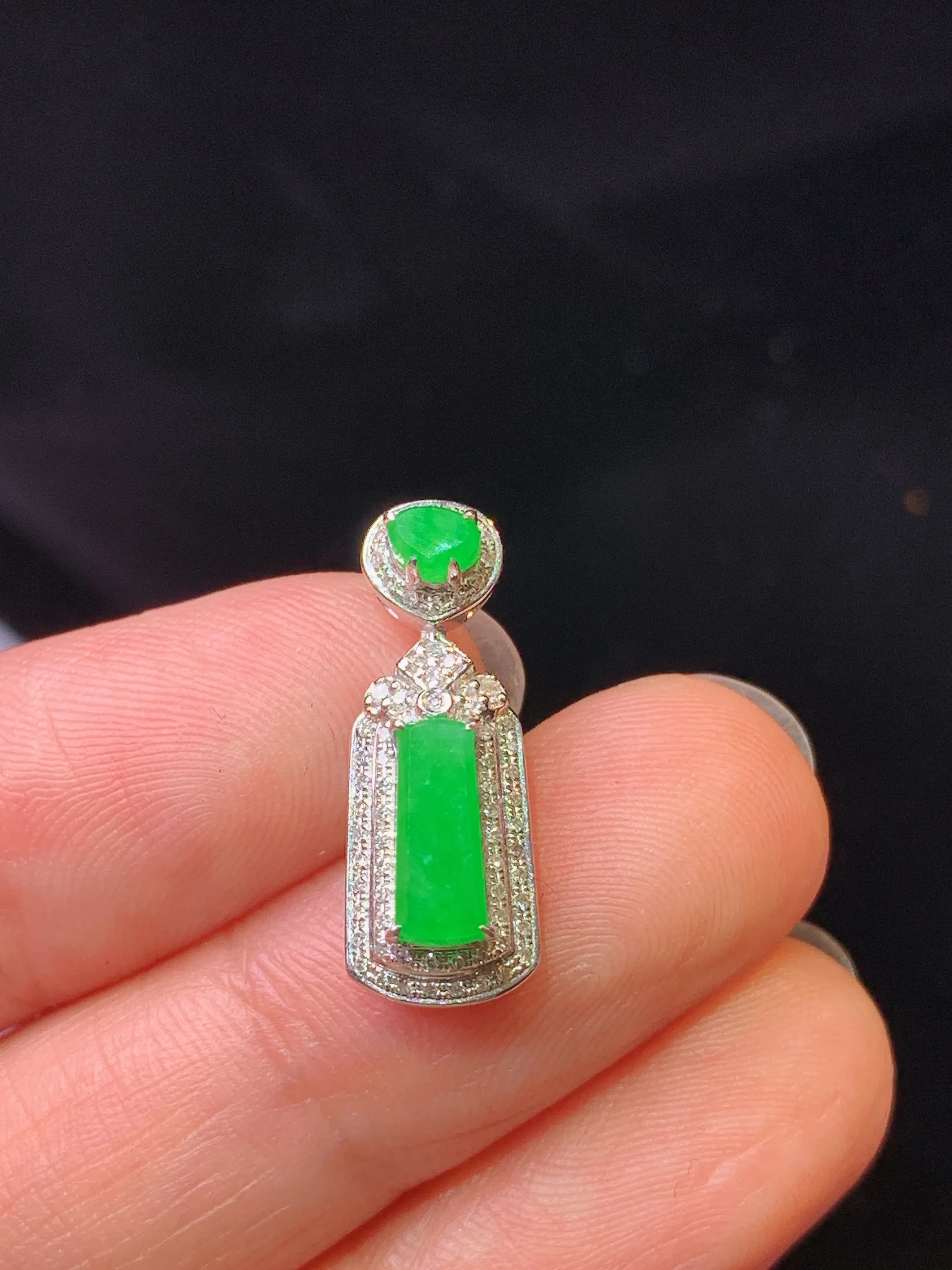 18k金钻镶嵌满绿无事牌吊坠 玉质细腻 色泽艳丽清新 整体尺寸20*7.5*7