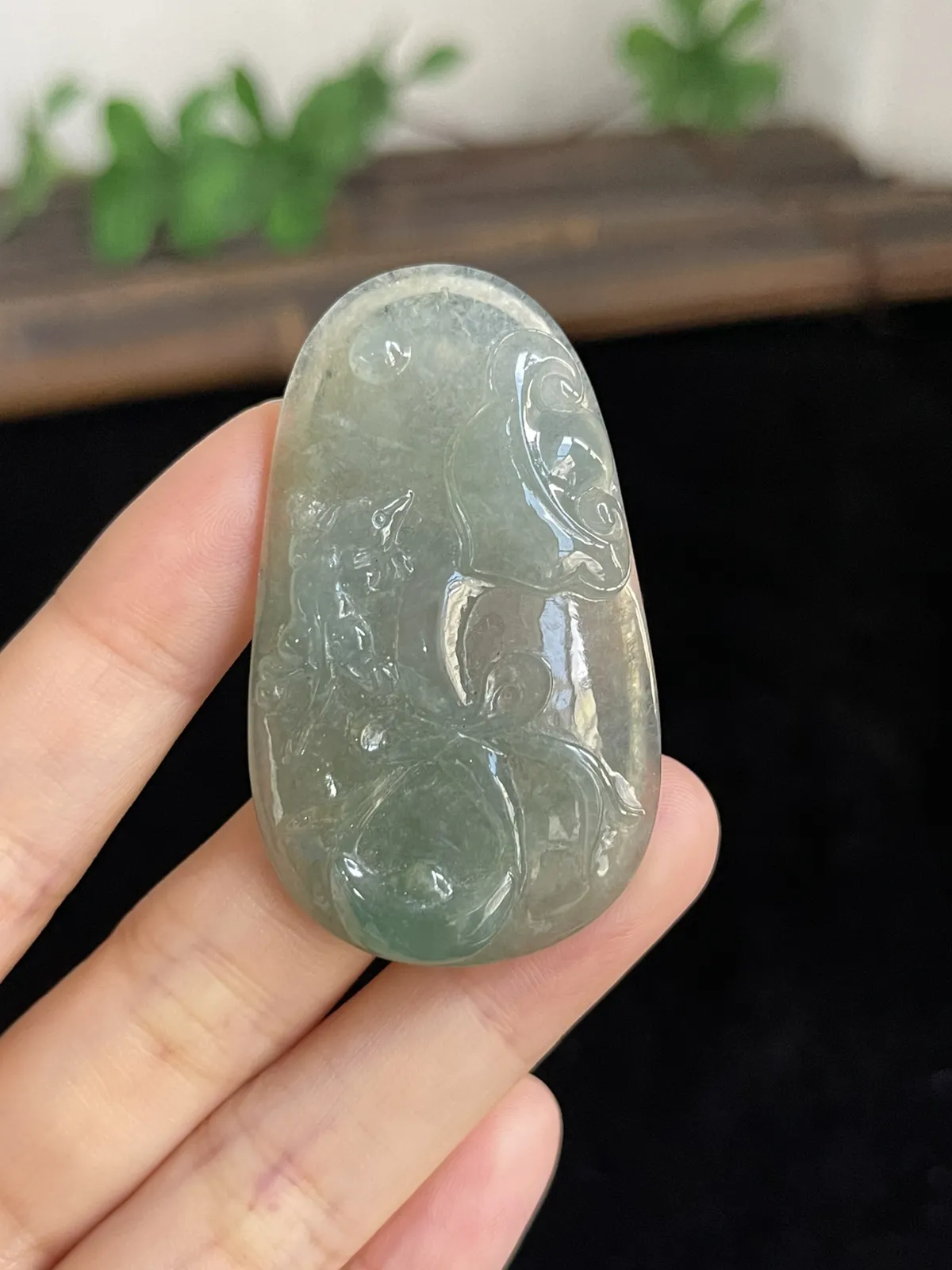 冰种淡绿色，精雕工，花鸟虫鱼，翡翠吊坠