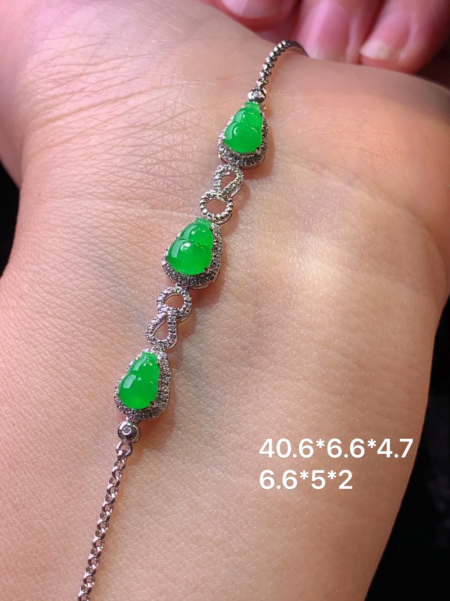 18k金钻镶嵌翠绿葫芦手链 玉质细腻 色泽艳丽清新 整体尺寸40.6*6.6*4.7