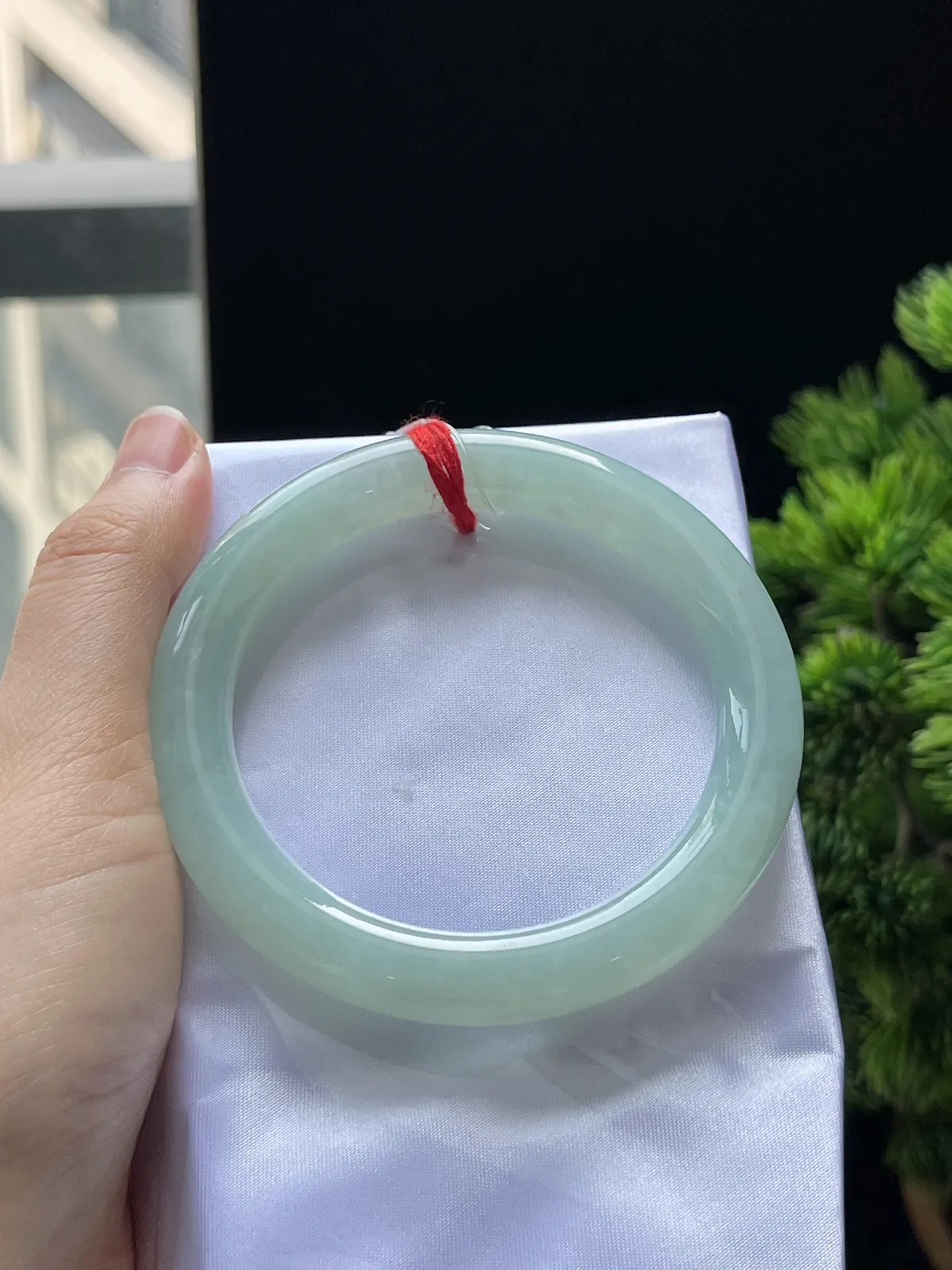 圆镯58圈口，翡翠冰糯种淡绿色手镯