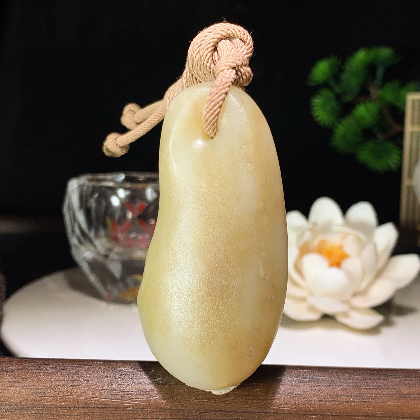 新疆和田玉糖料随型挂件 尺寸63/31/16重55克。玉质细腻油润。手推出油。佩戴高端典雅。lt260206