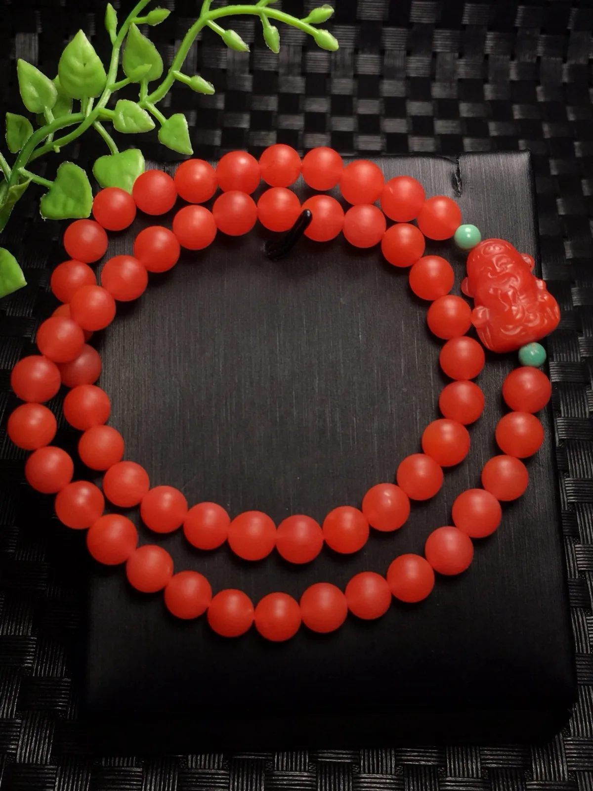 天然保山南红两圈手链 颜色油润细腻搭配绿松石 南红精雕财神 尺寸:6.5mm  重:25.19克 南红古称南红＂赤玉＂赤玉内敛端庄 且有财运亨通寓意 送礼 自戴 非常百搭