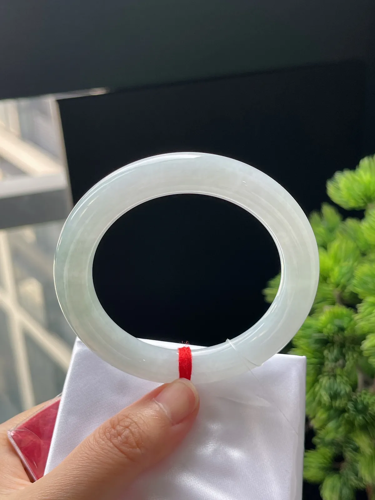 圆镯53圈口，翡翠冰糯种浅绿色手镯