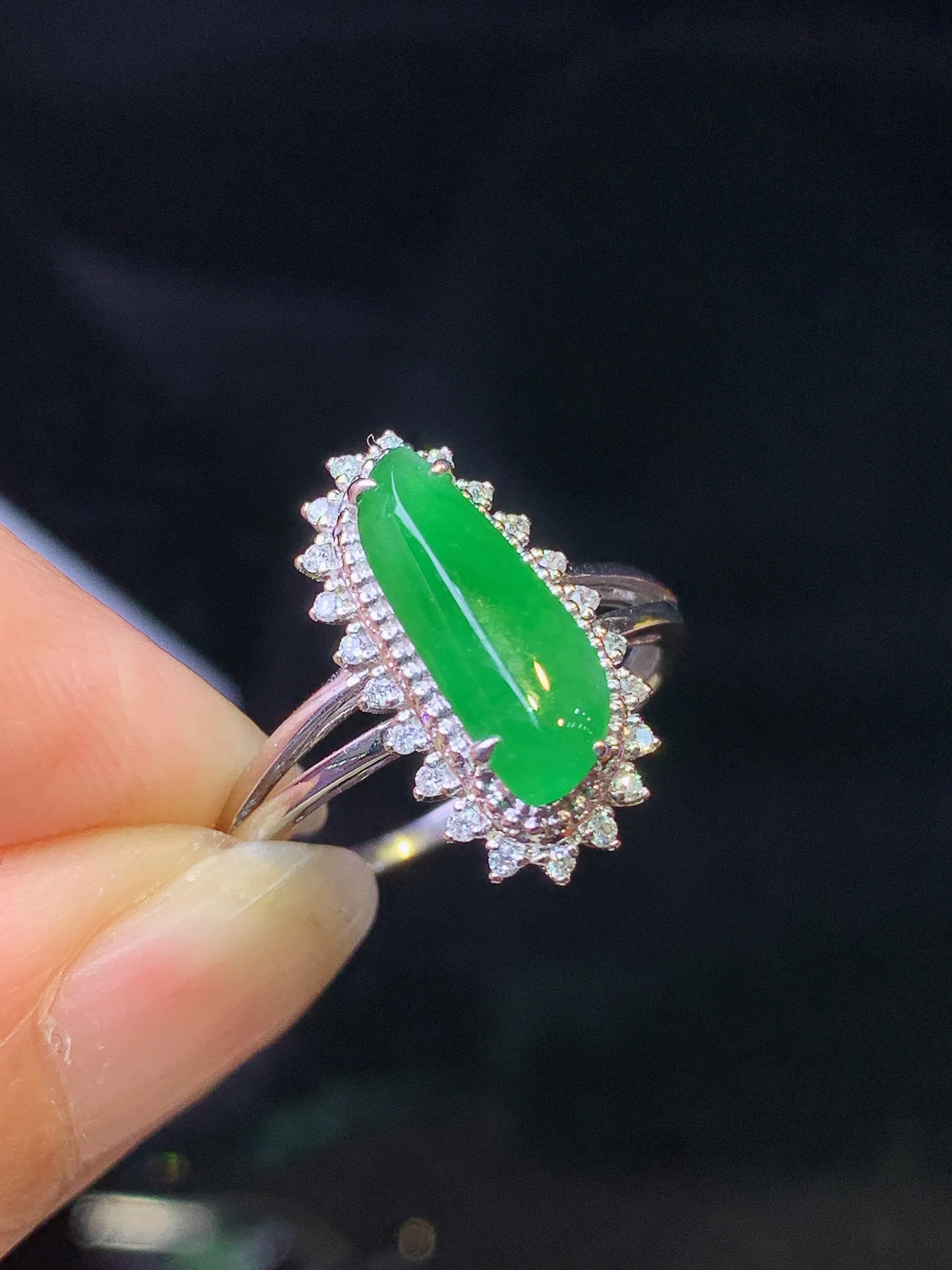 18k金钻镶嵌满绿随形吊坠 玉质细腻 色泽艳丽清新 圈口14 整体尺寸17.3*9.2*6.7