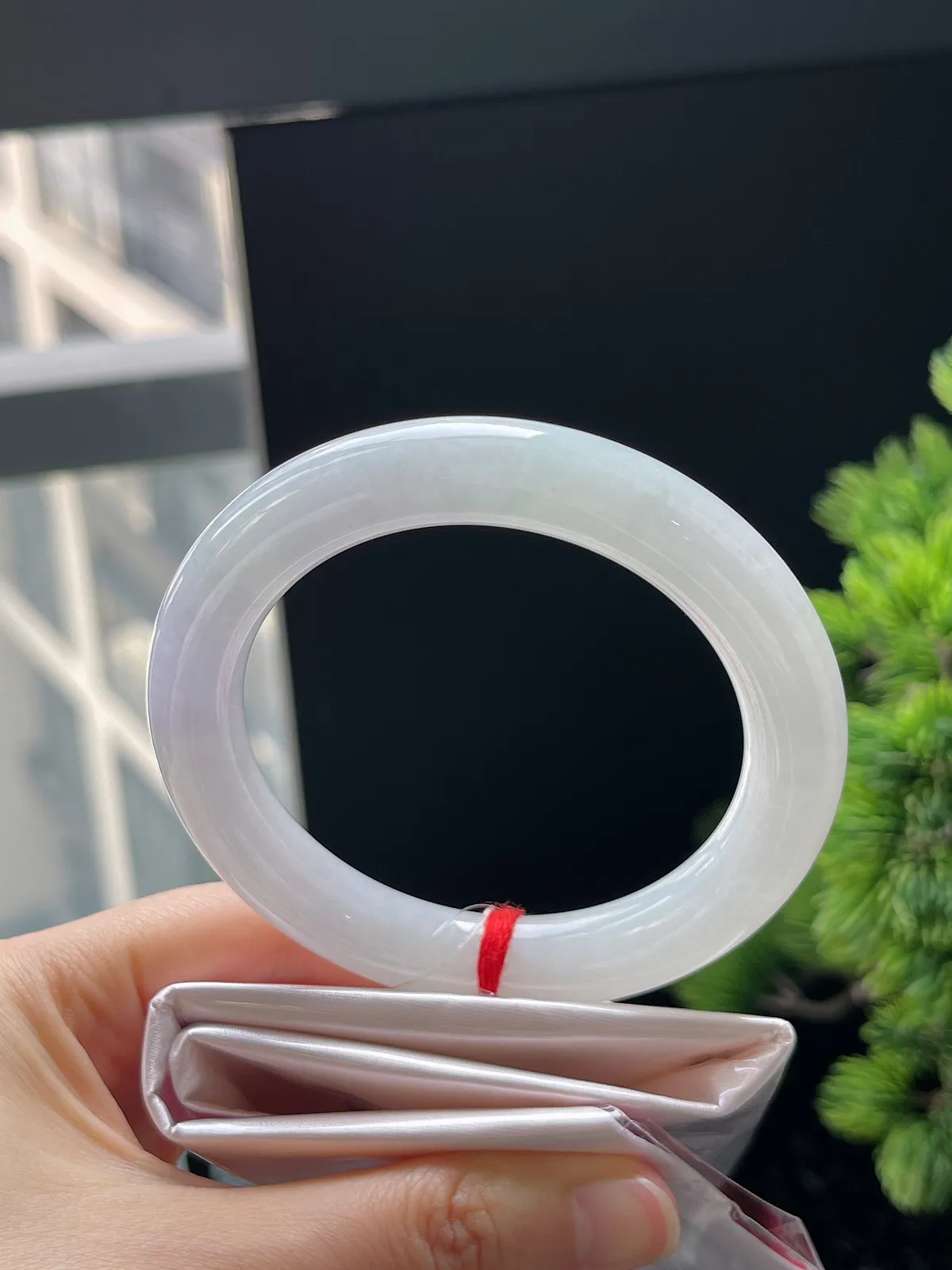 圆镯56.9圈口，翡翠冰糯种春带彩手镯