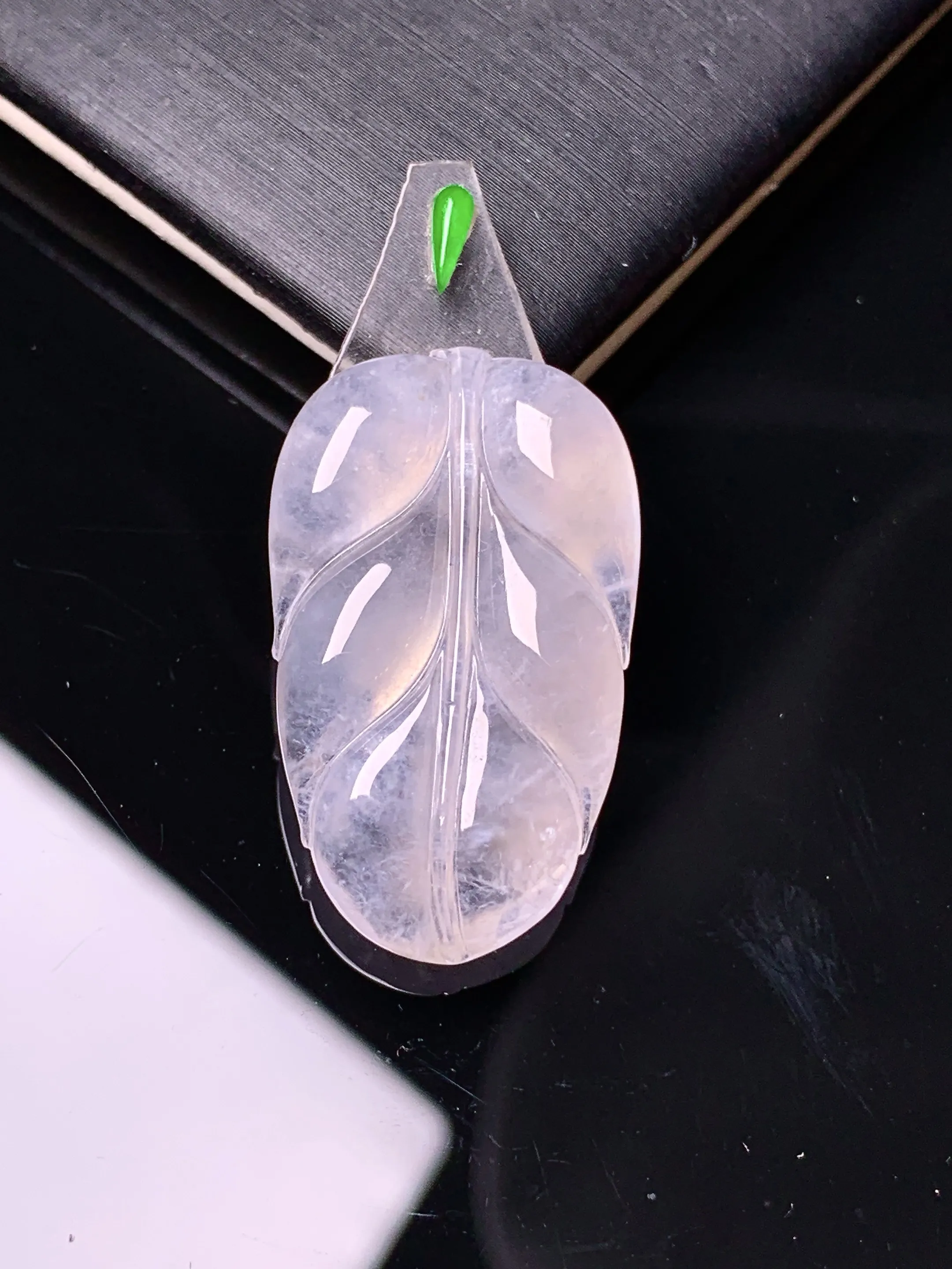 镶嵌款 冰种树叶吊坠 玉质细腻 色泽艳丽清新 整体尺寸28*16.8*4.8