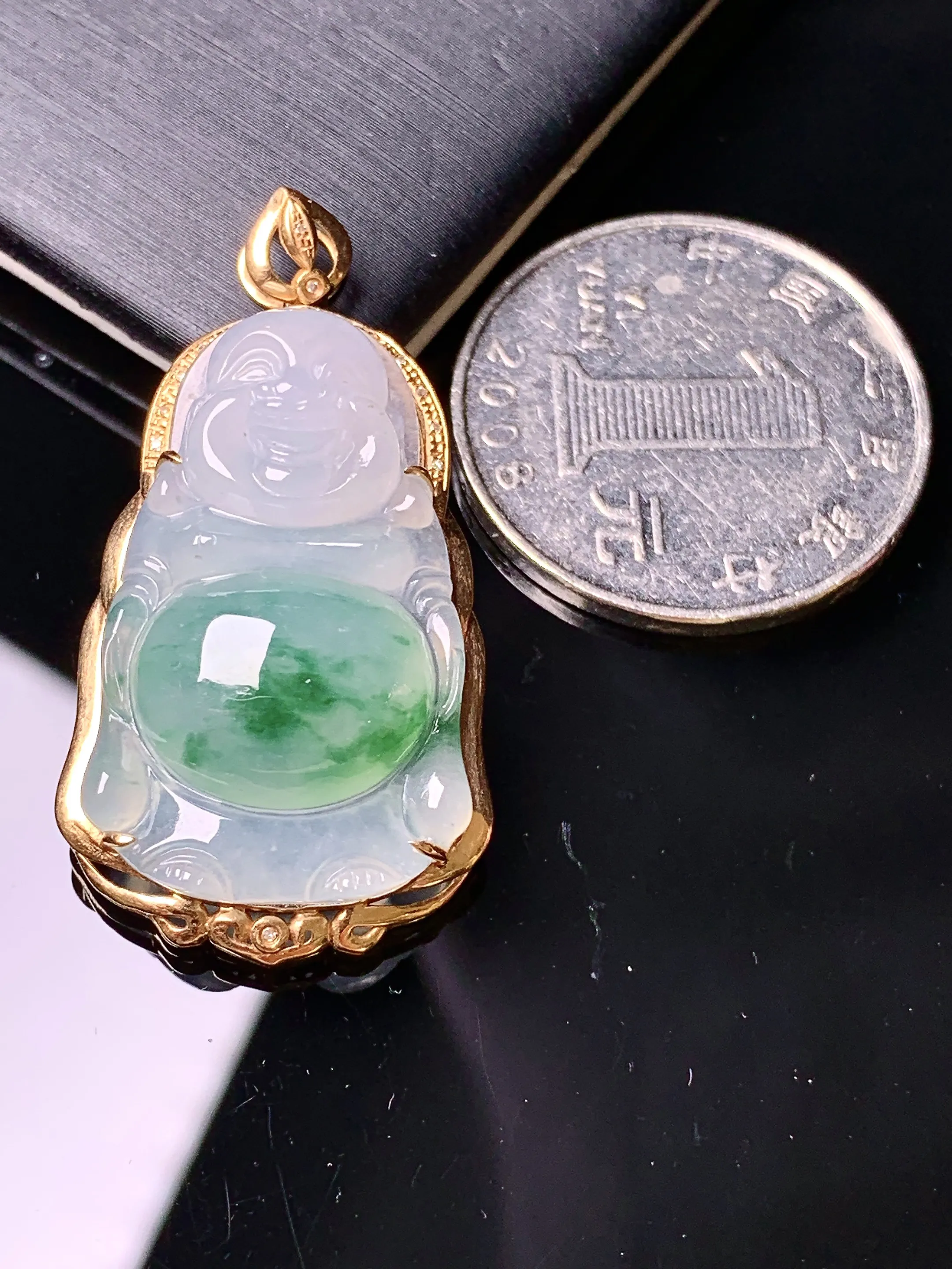18k金钻镶嵌飘绿佛公吊坠 玉质细腻 色泽艳丽清新 整体尺寸37.5*20.2*8.8