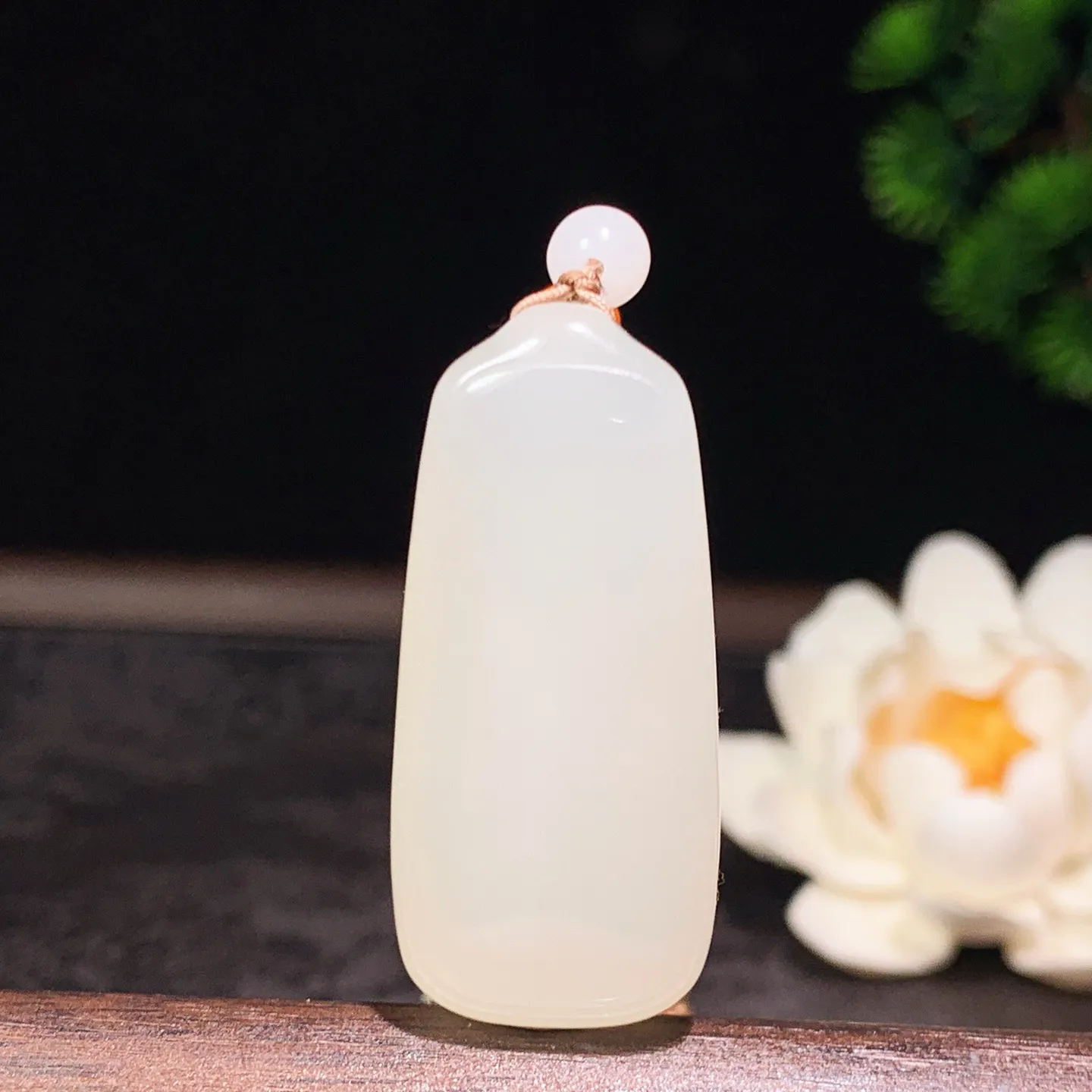 和田玉白玉平安无事牌挂件 尺寸41/19/11重22克。玉质细腻油润。手推出油。佩戴高端典雅。lt260206