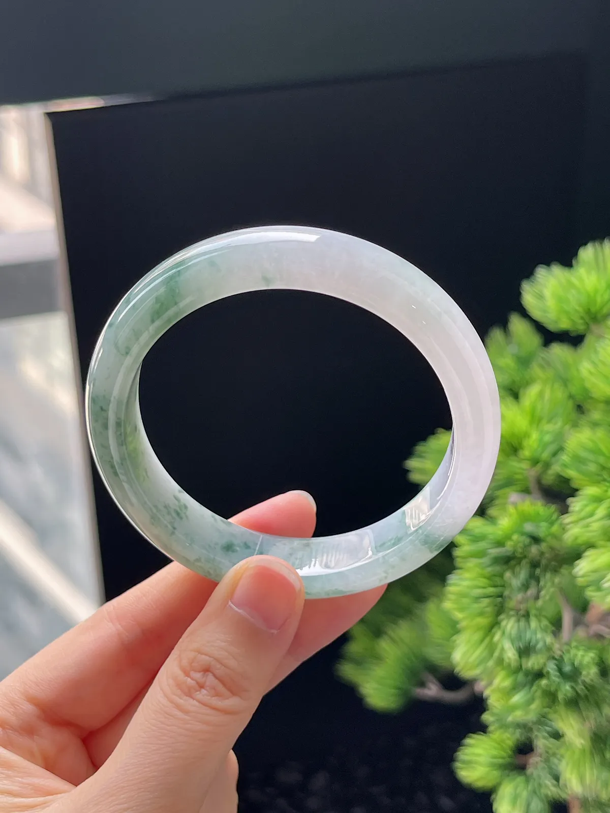 正圈55.7圈口，翡翠冰糯种飘绿手镯