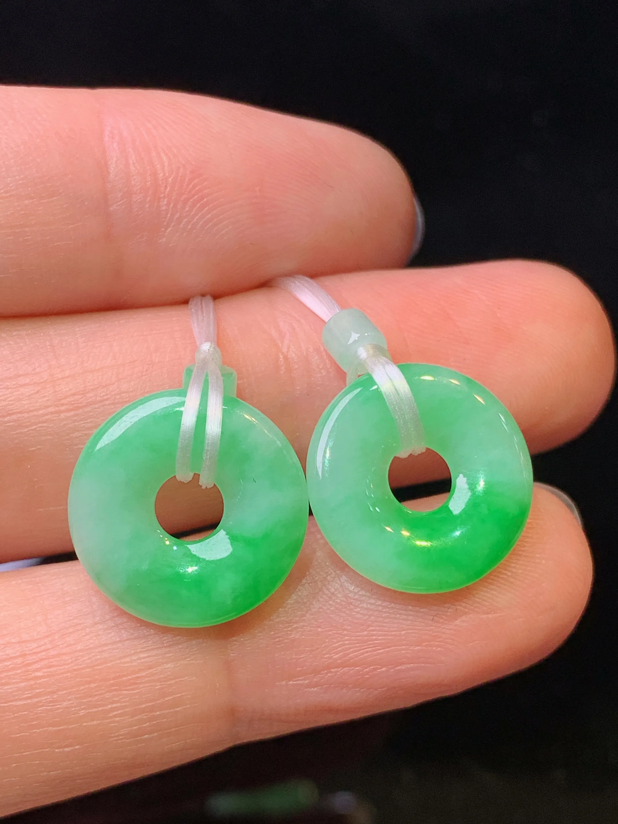 翠绿平安环一对 玉质细腻 色泽艳丽清新 整体尺寸14*2.8