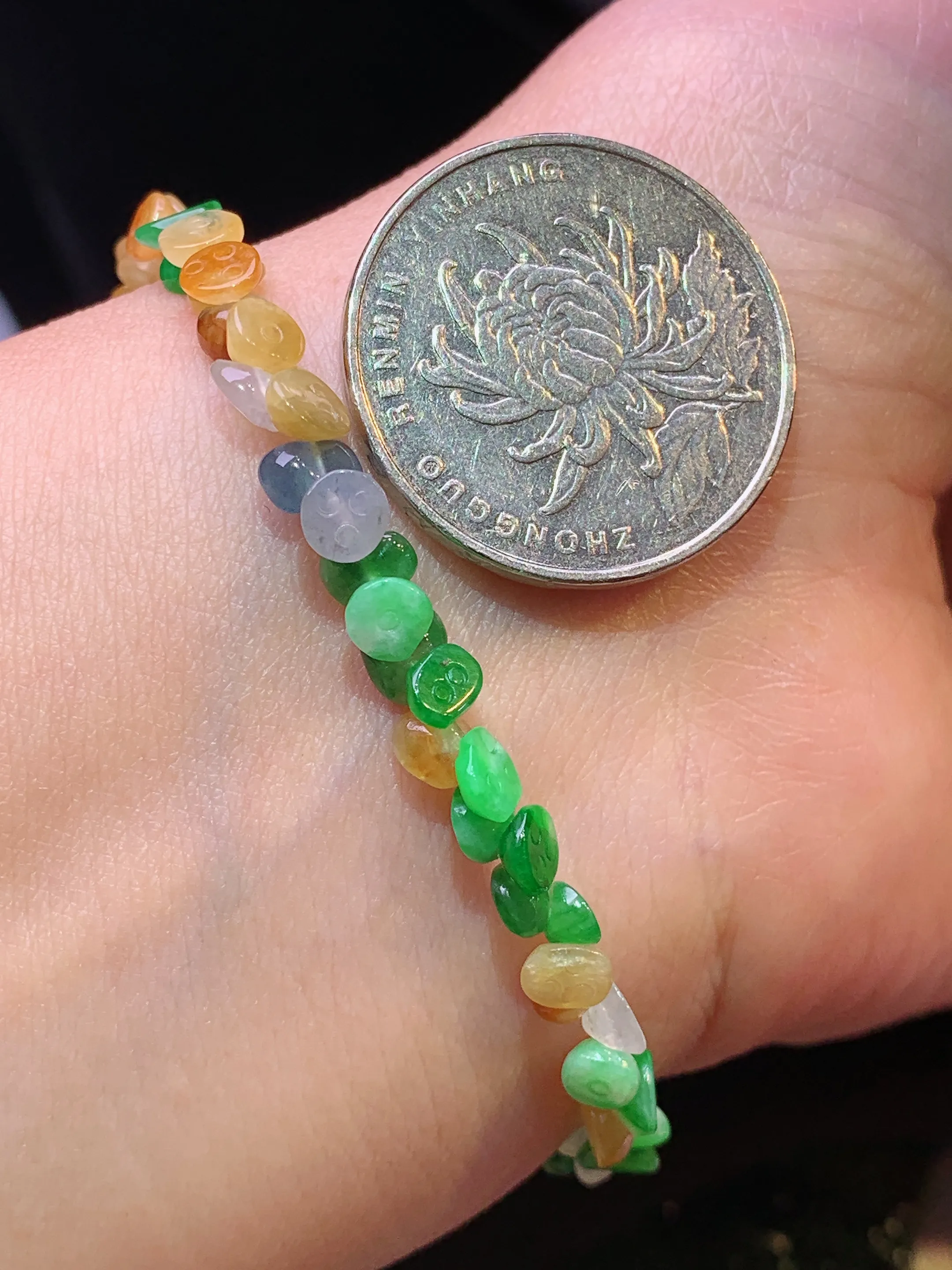 多彩莲蓬手链 玉质细腻 色泽艳丽清新 整体尺寸5.8*4.8*2.8