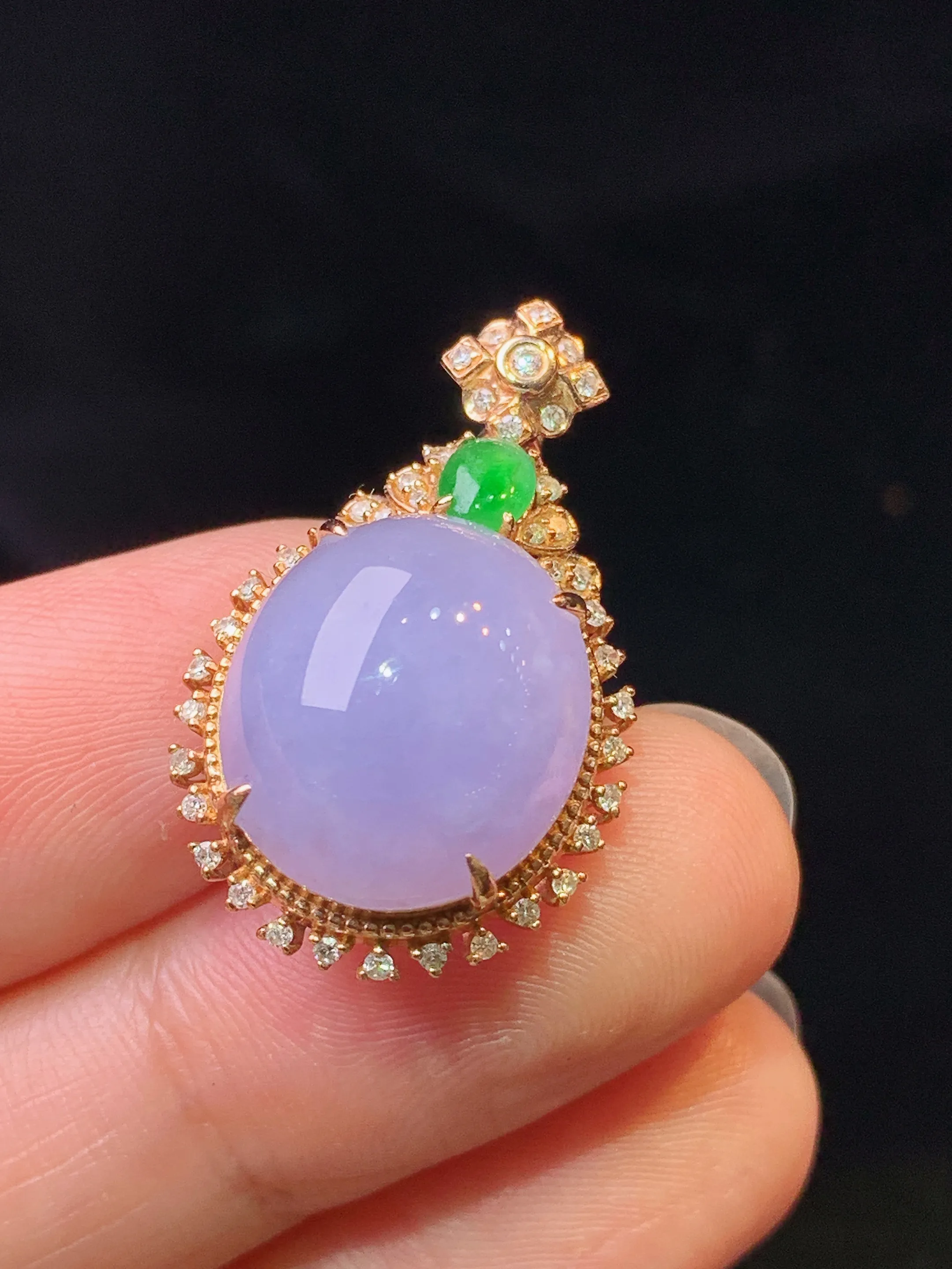 18k金钻镶嵌紫罗兰蛋面吊坠 玉质细腻 色泽艳丽清新 整体尺寸26.8*16.5*10.6