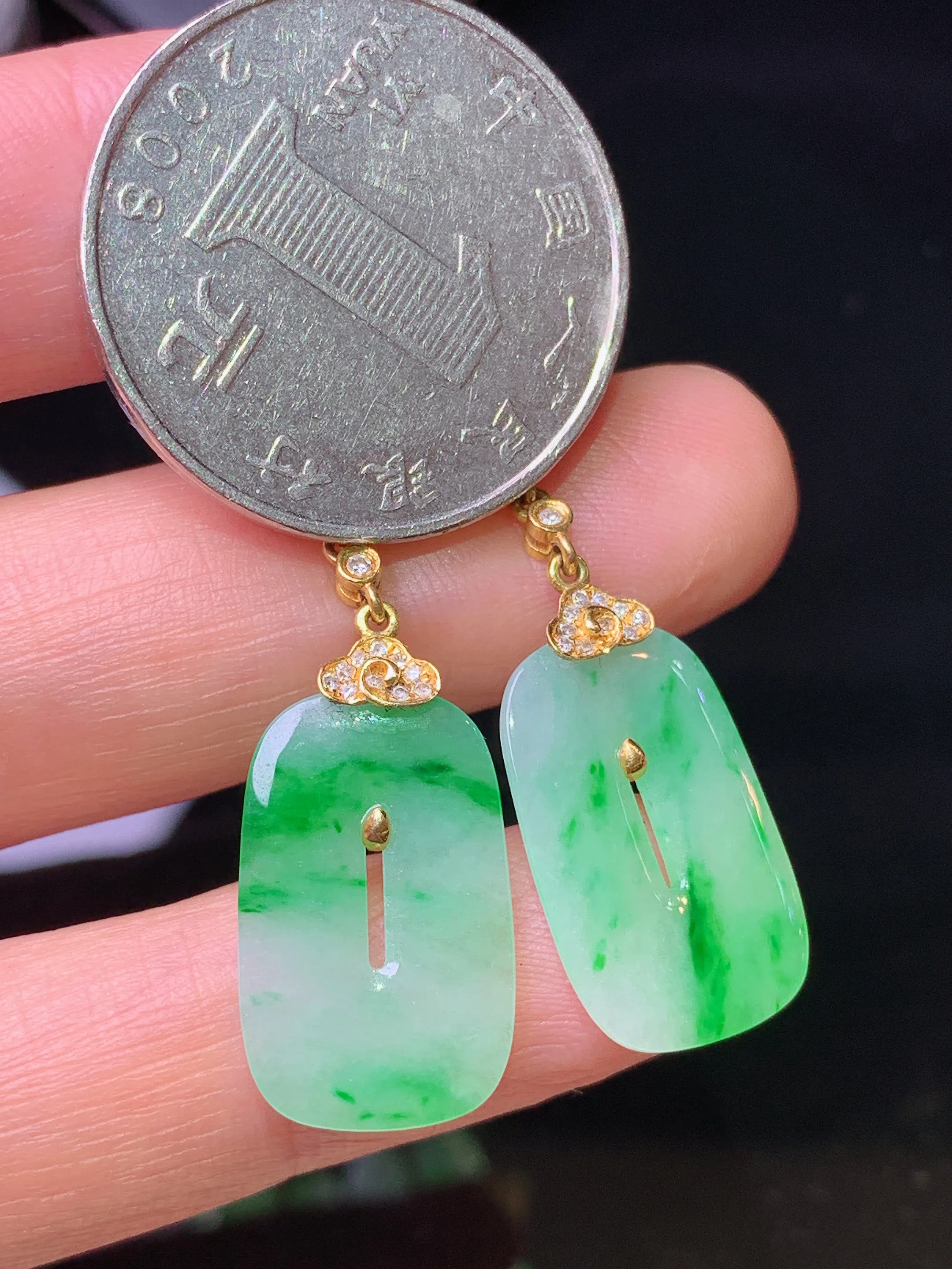 18k金钻镶嵌飘绿平安扣耳坠 玉质细腻 色泽艳丽清新 整体尺寸39.8*12*2