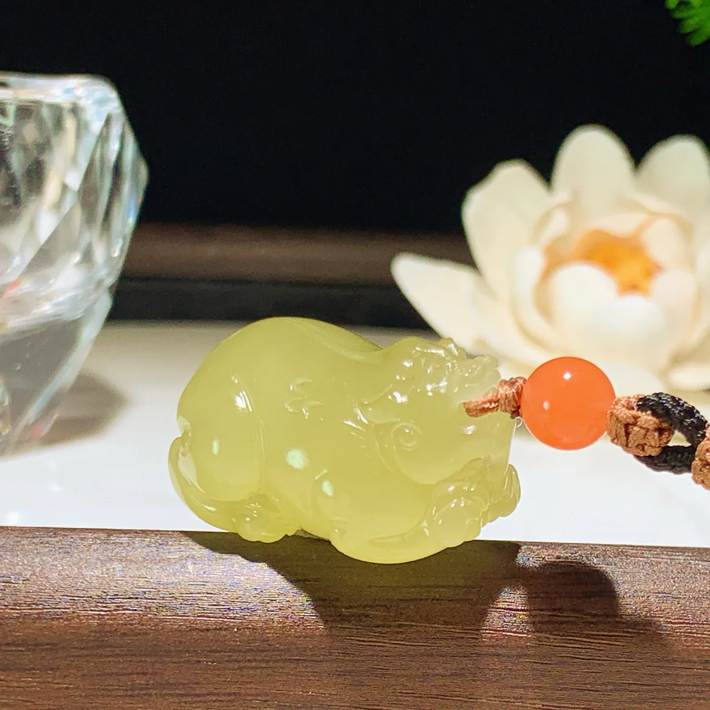 新疆和田玉若羌黄口料猫眼招财进宝貔貅挂件。尺寸30/22/17重21克。玉质细腻油润。手推出油。佩戴
