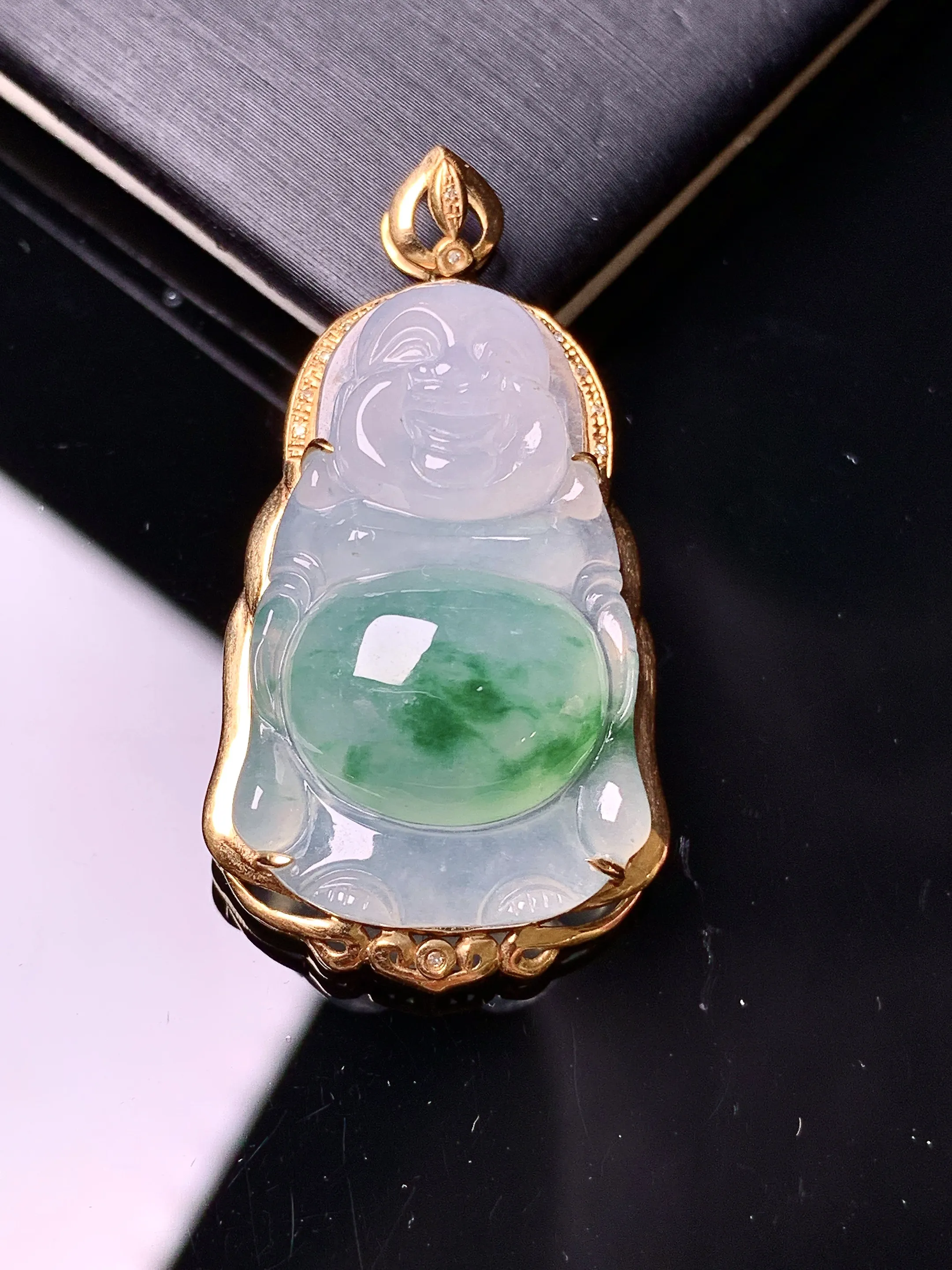 18k金钻镶嵌飘绿佛公吊坠 玉质细腻 色泽艳丽清新 整体尺寸37.5*20.2*8.8