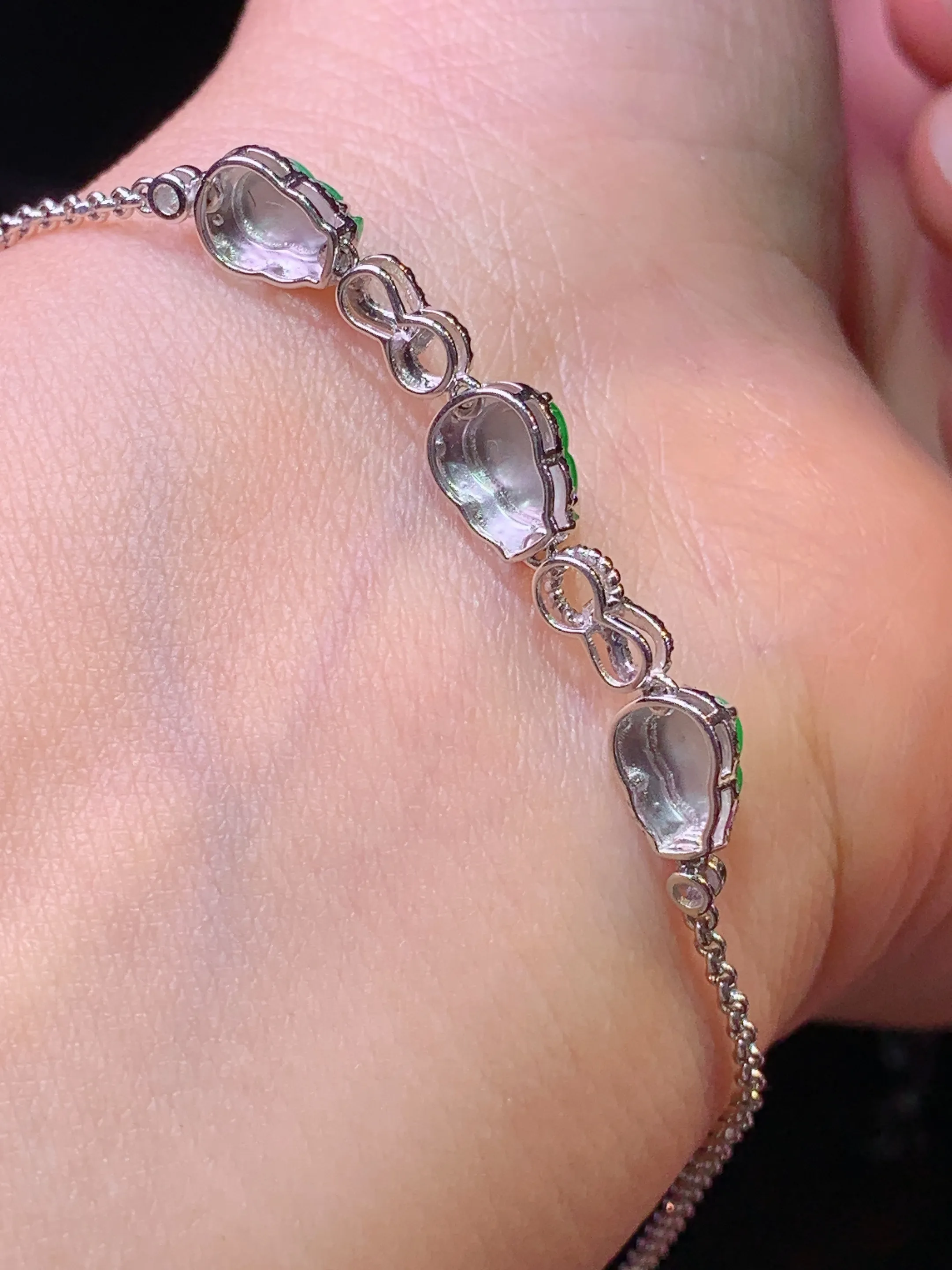 18k金钻镶嵌翠绿葫芦手链 玉质细腻 色泽艳丽清新 整体尺寸40.6*6.6*4.7