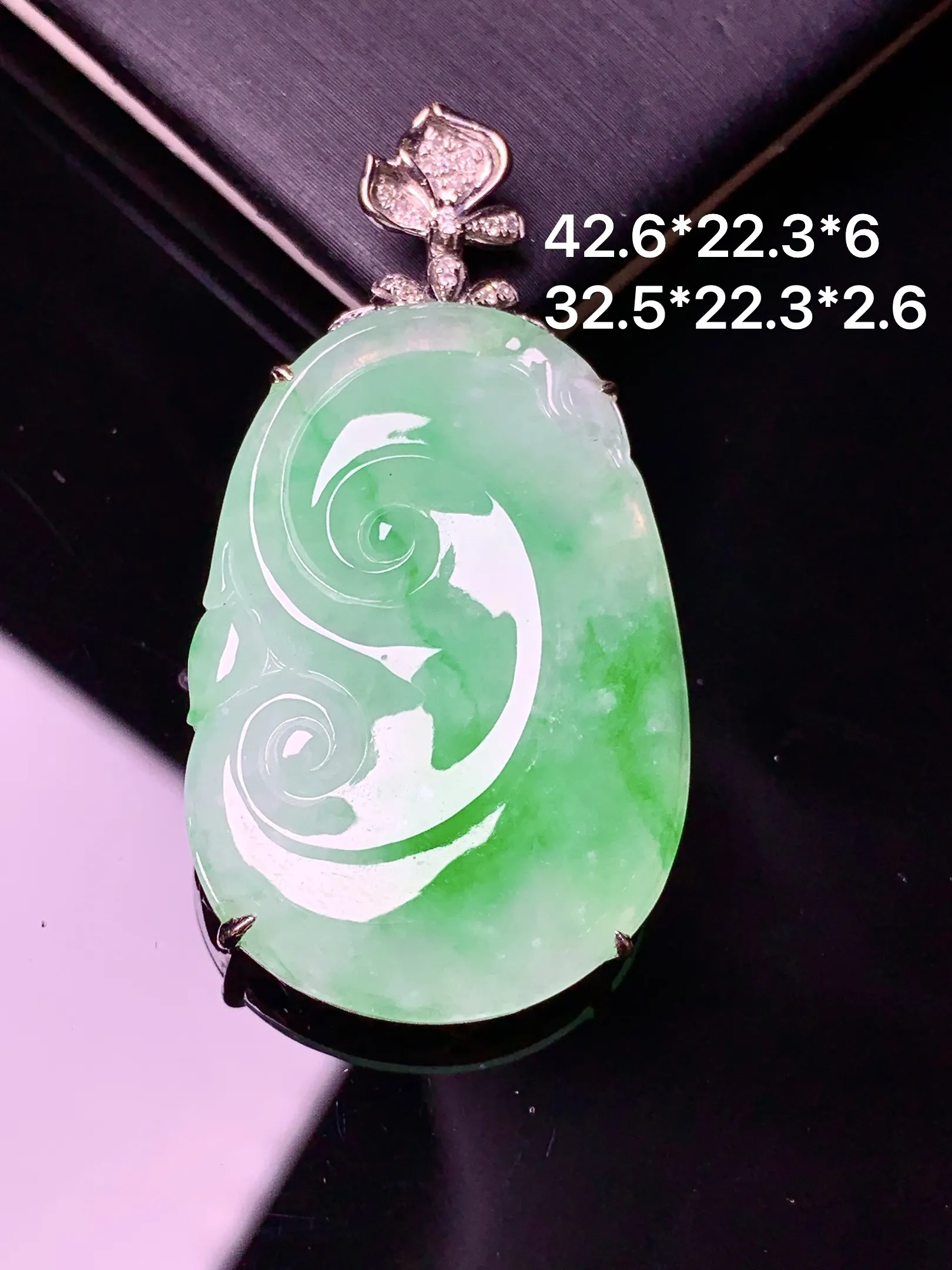 18k金钻镶嵌翠绿如意吊坠 玉质细腻 色泽艳丽清新 整体尺寸42.6*22.3*6