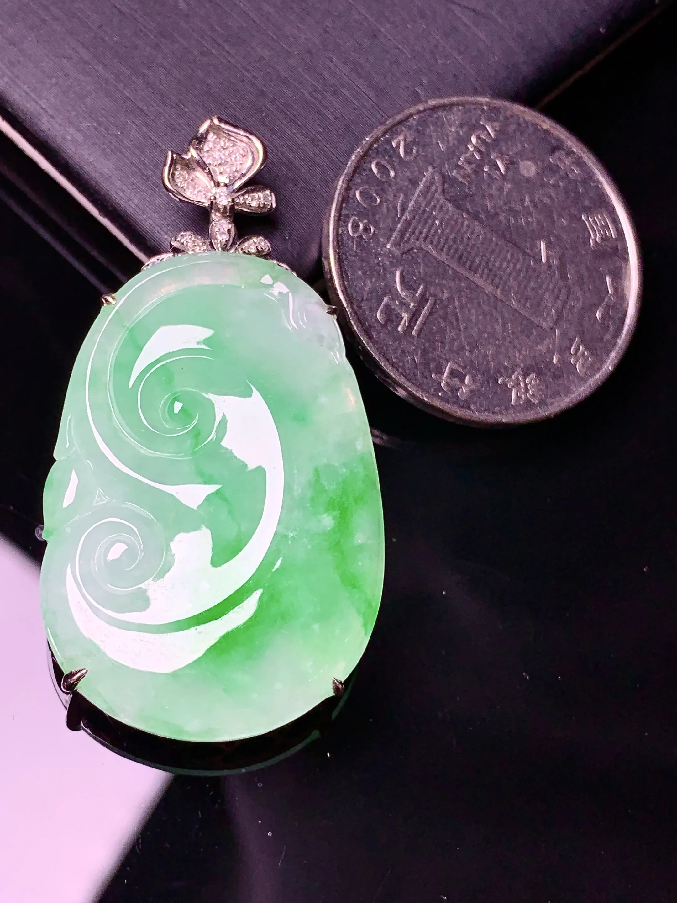 18k金钻镶嵌翠绿如意吊坠 玉质细腻 色泽艳丽清新 整体尺寸42.6*22.3*6