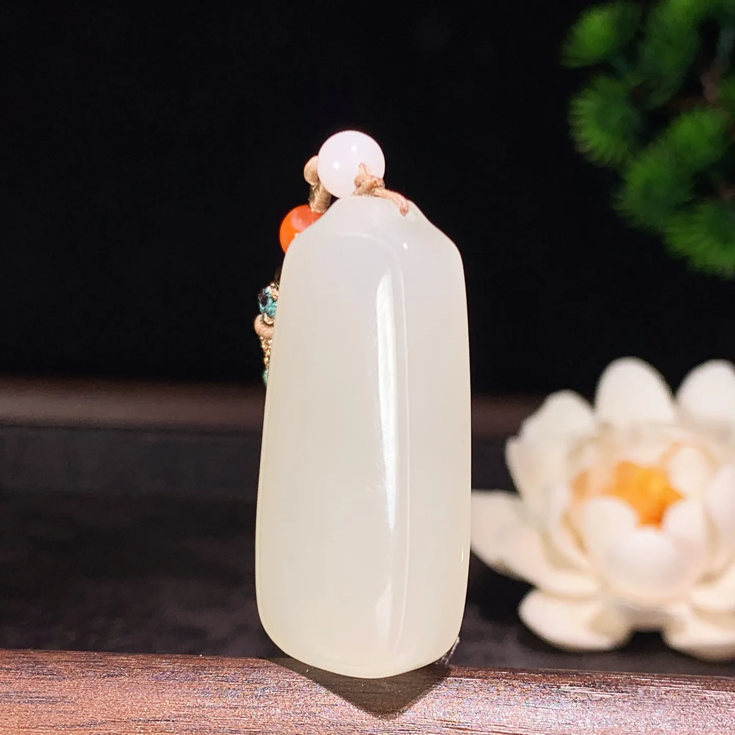 和田玉白玉平安无事牌挂件 尺寸41/19/11重22克。玉质细腻油润。手推出油。佩戴高端典雅。lt260206