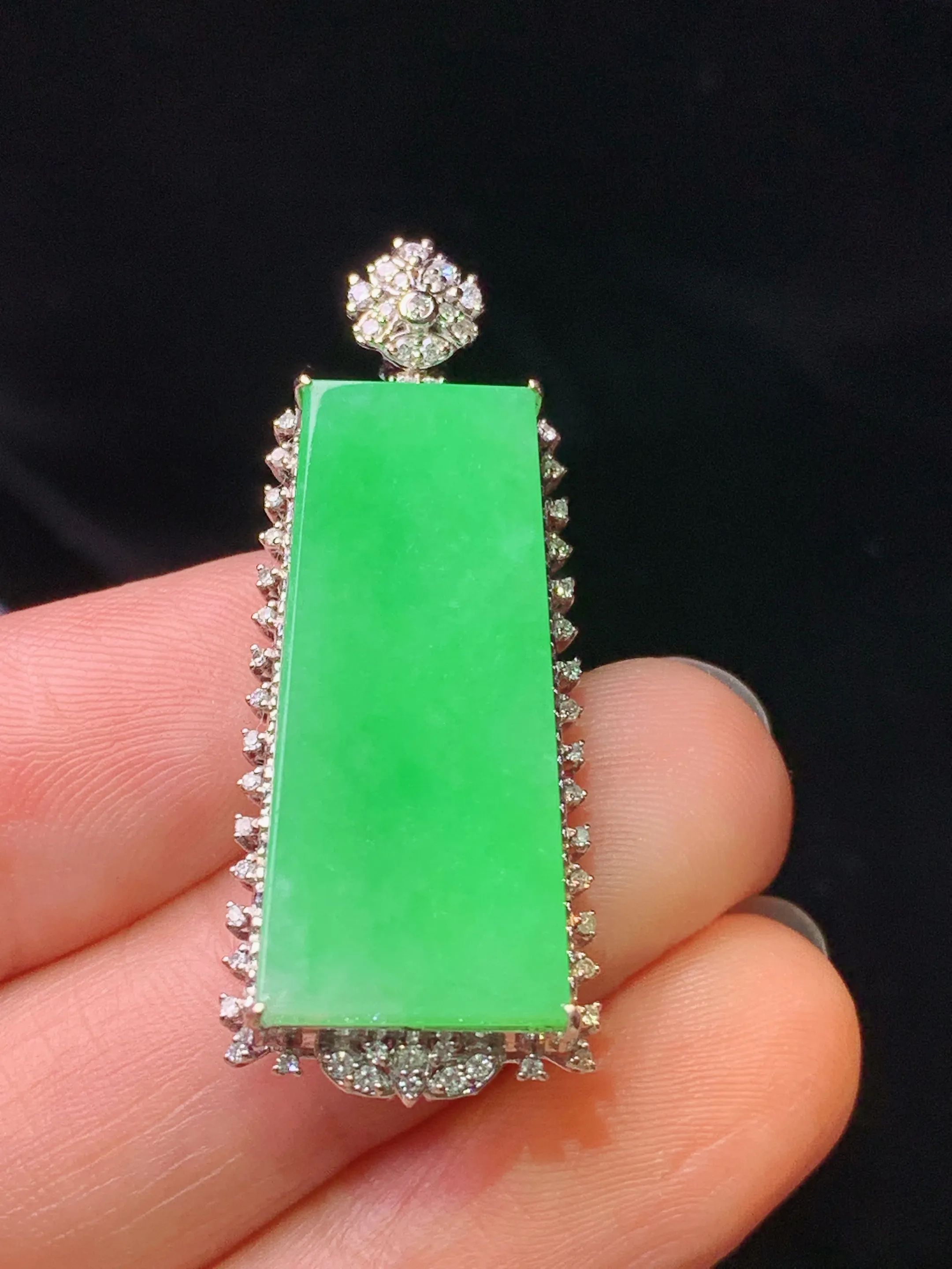 18k金钻镶嵌翠绿无事牌吊坠 玉质细腻 色泽艳丽清新 整体尺寸37.8*14.7*7.2