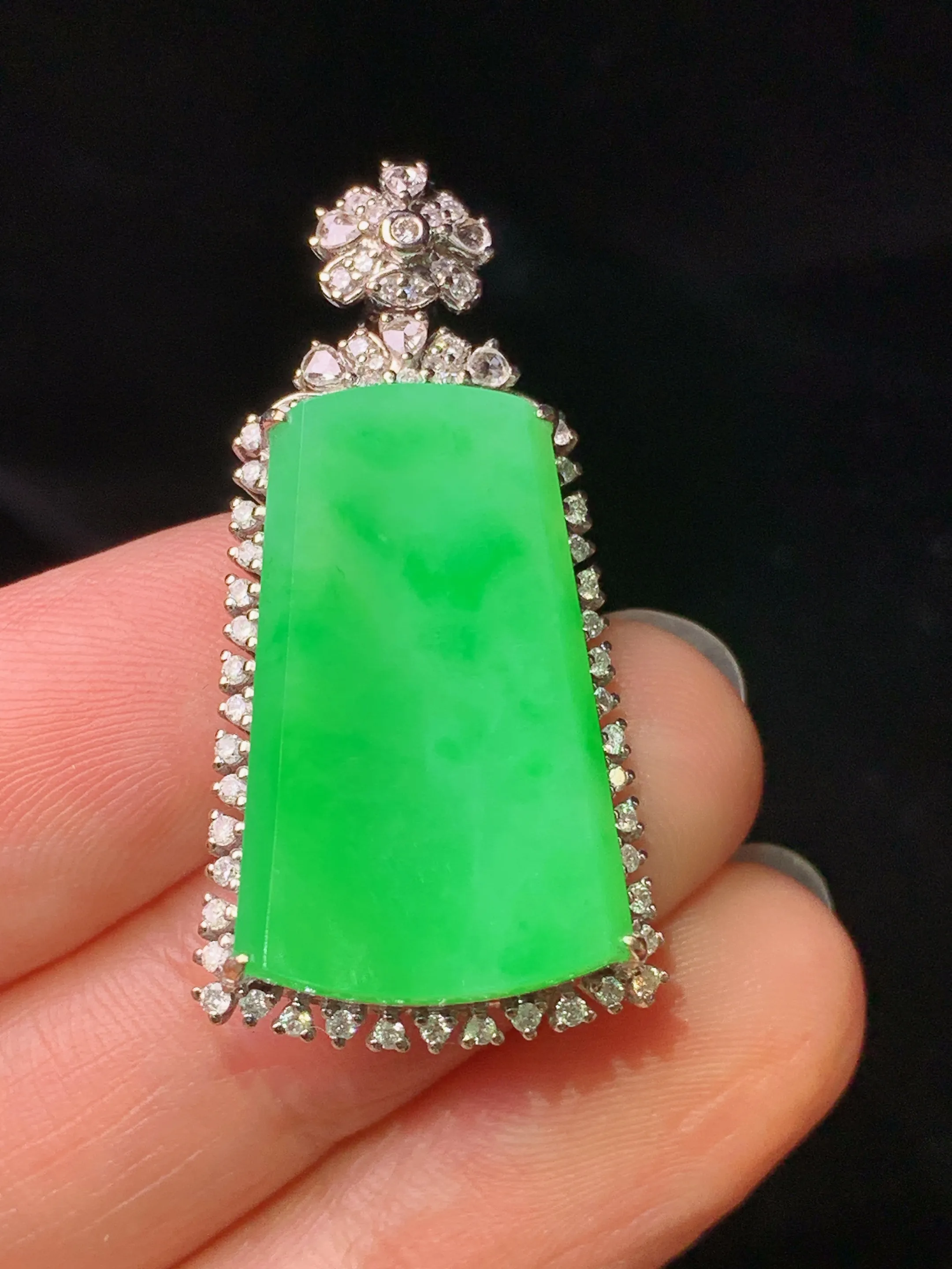 18k金钻镶嵌翠绿无事牌吊坠 玉质细腻 色泽艳丽清新 整体尺寸35.6*17.8*7